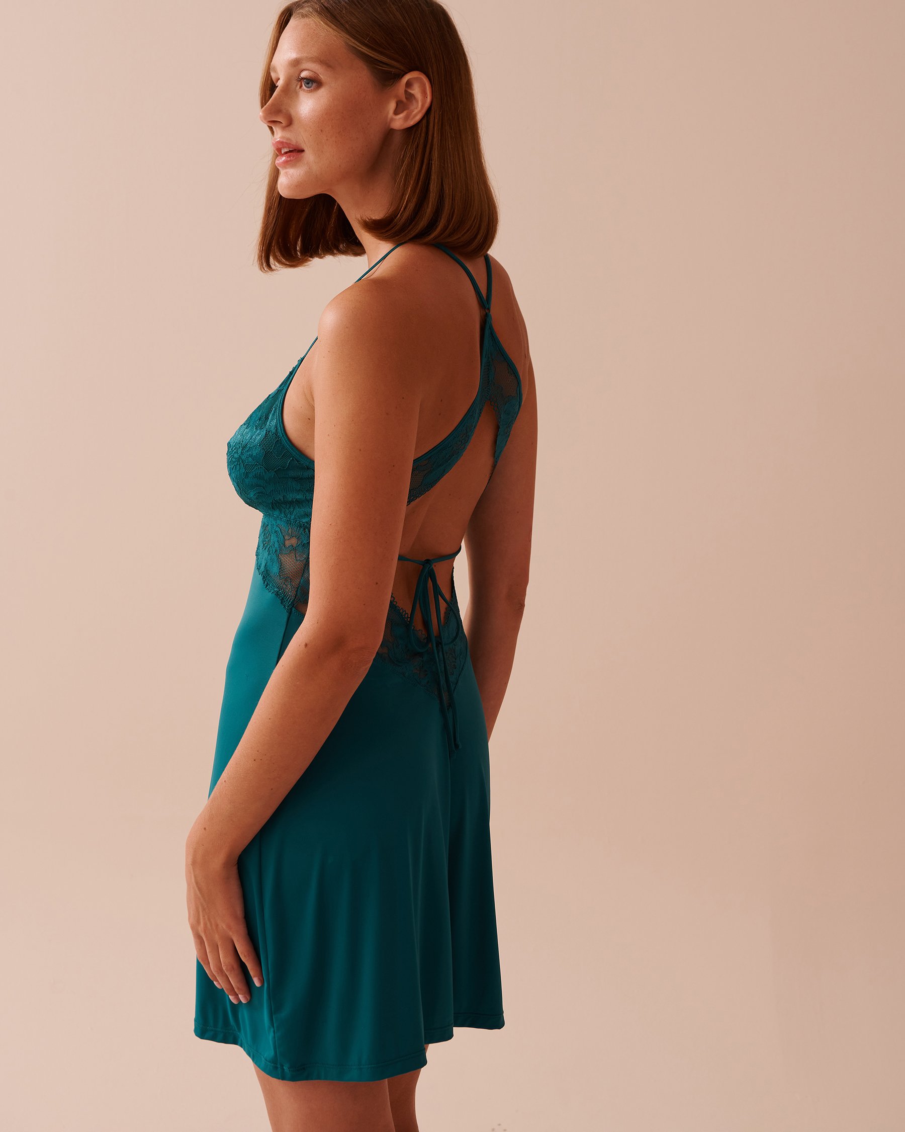 LA VIE EN ROSE Nuisette dos ouvert en microfibre et dentelle Vert sapin 60500167 - View2