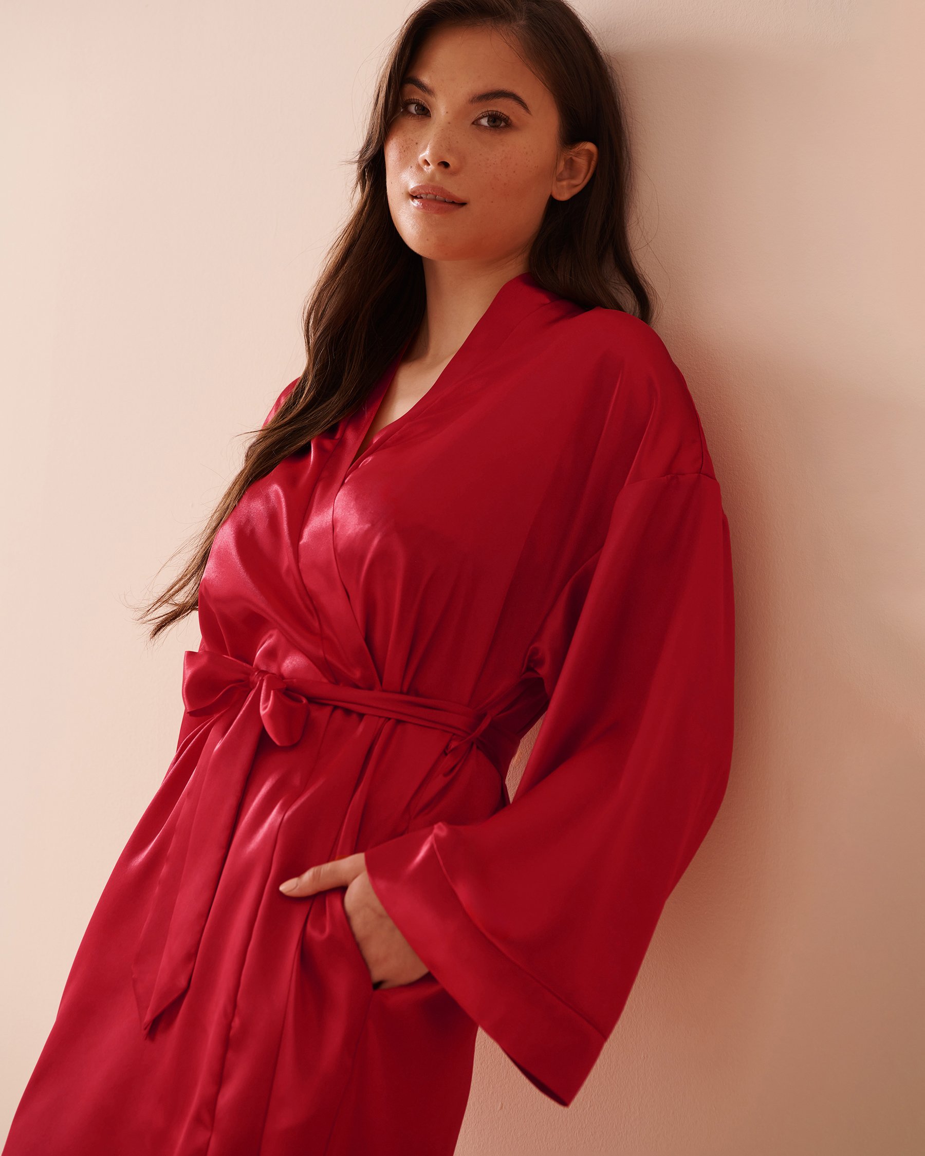 LA VIE EN ROSE Kimono en satin brillant Rouge sucre d'orge 60600084 - View3