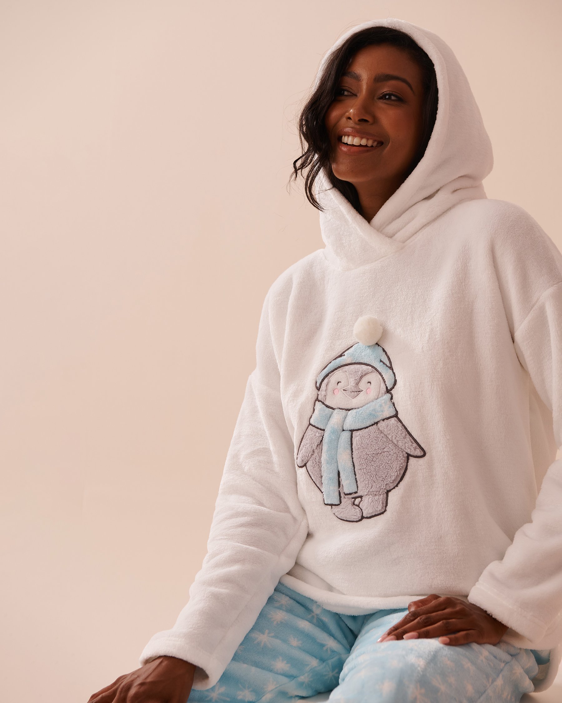 LA VIE EN ROSE Penguin & Snowflake Print Soft Plush PJ Set Penguin/Icy Blue 40400076 - View3