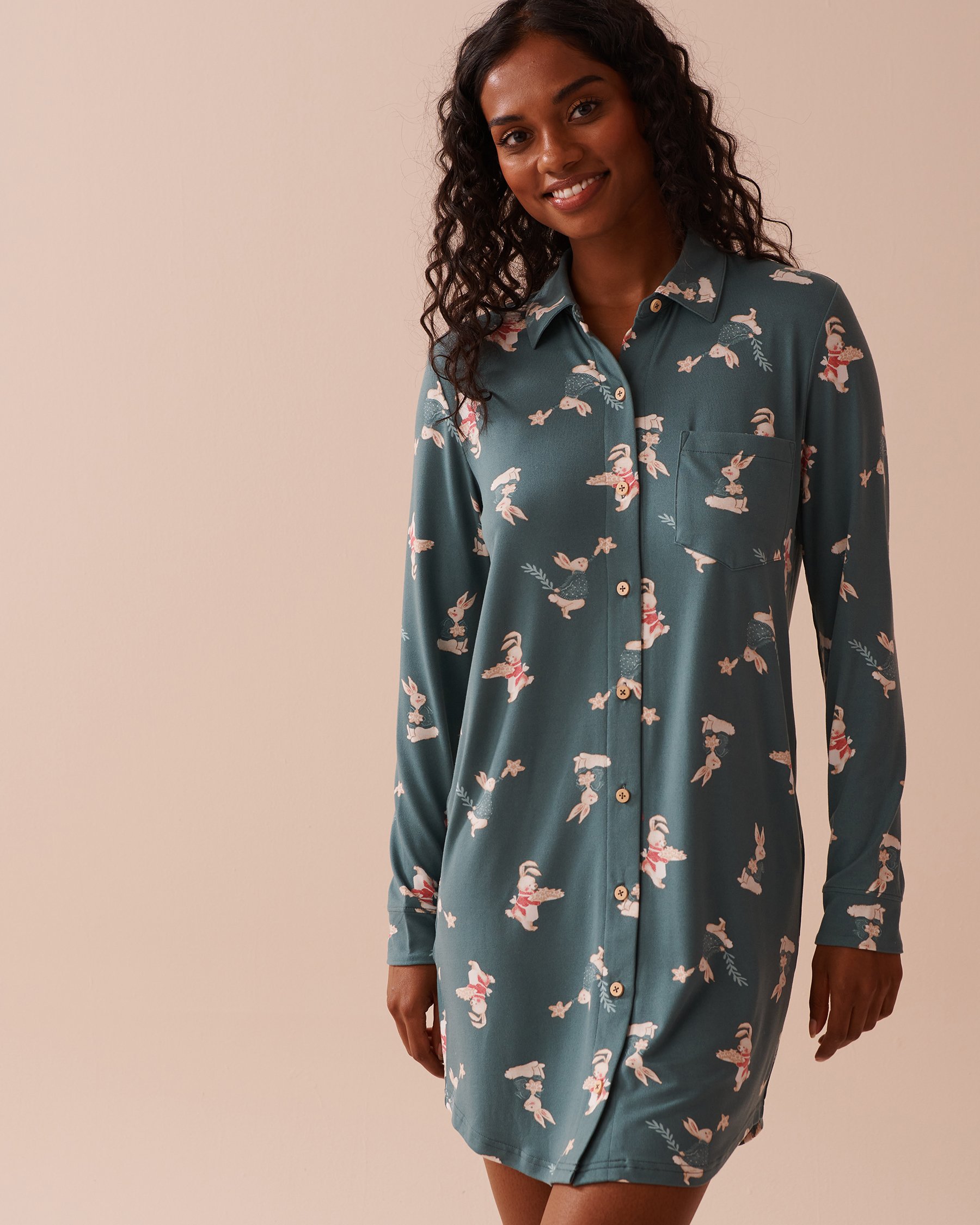 LA VIE EN ROSE Chemise de nuit manches longues ultra douce à imprimé lapin Lapin/Vert forêt 40500396 - Voir1