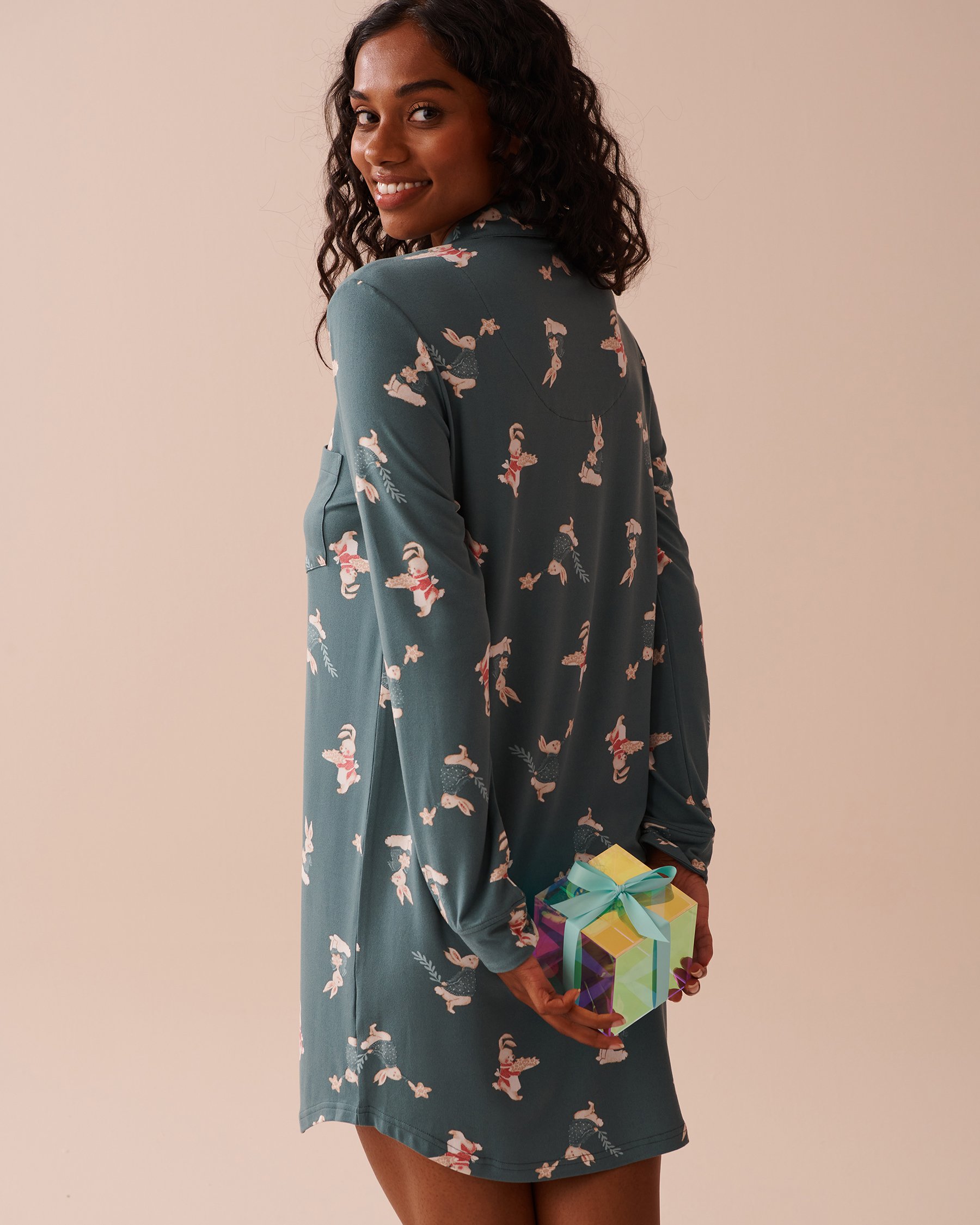LA VIE EN ROSE Chemise de nuit manches longues ultra douce à imprimé lapin Lapin/Vert forêt 40500396 - Voir2