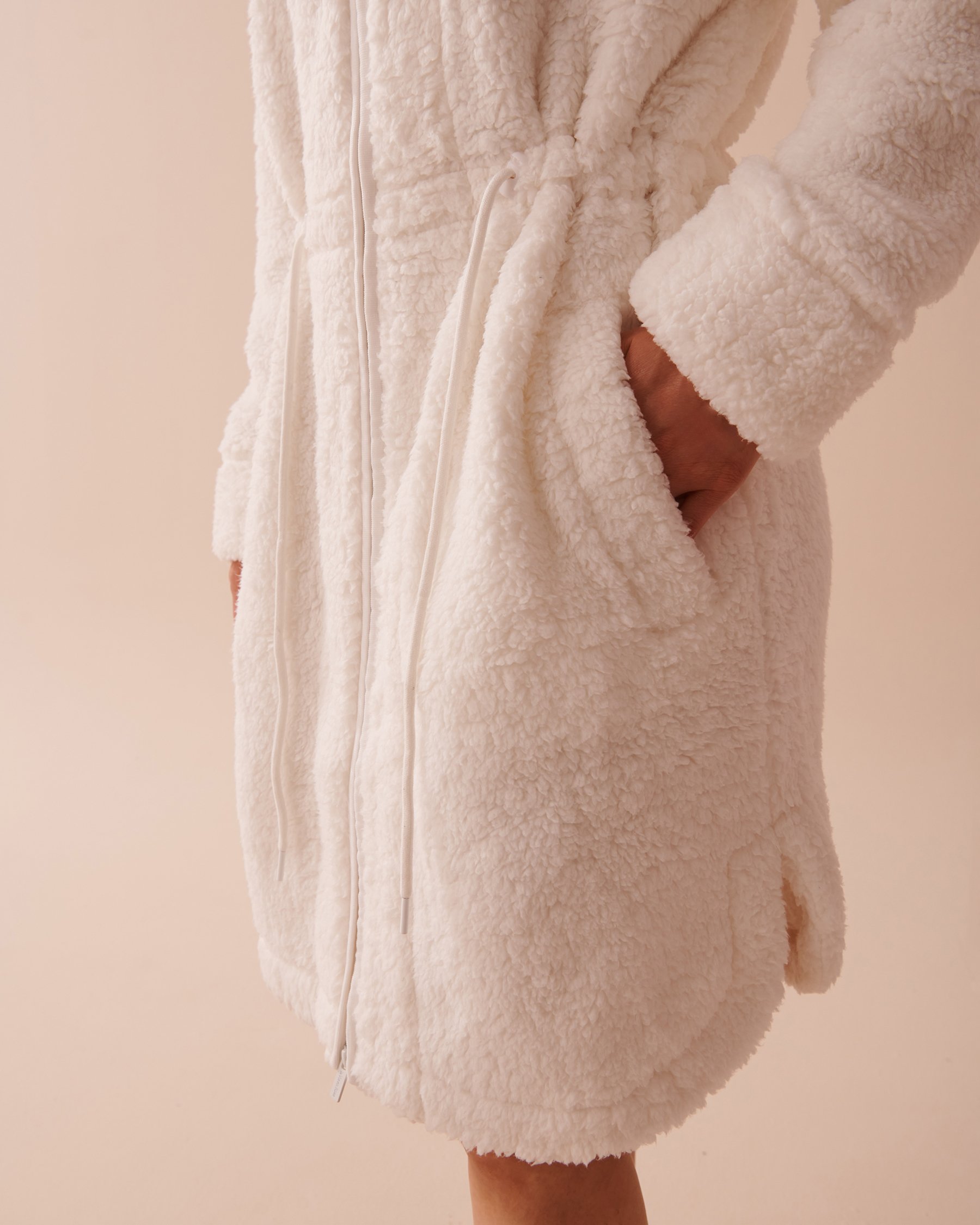 LA VIE EN ROSE Zip-up Funnel Neck Sherpa Robe Snow White 40600186 - View3