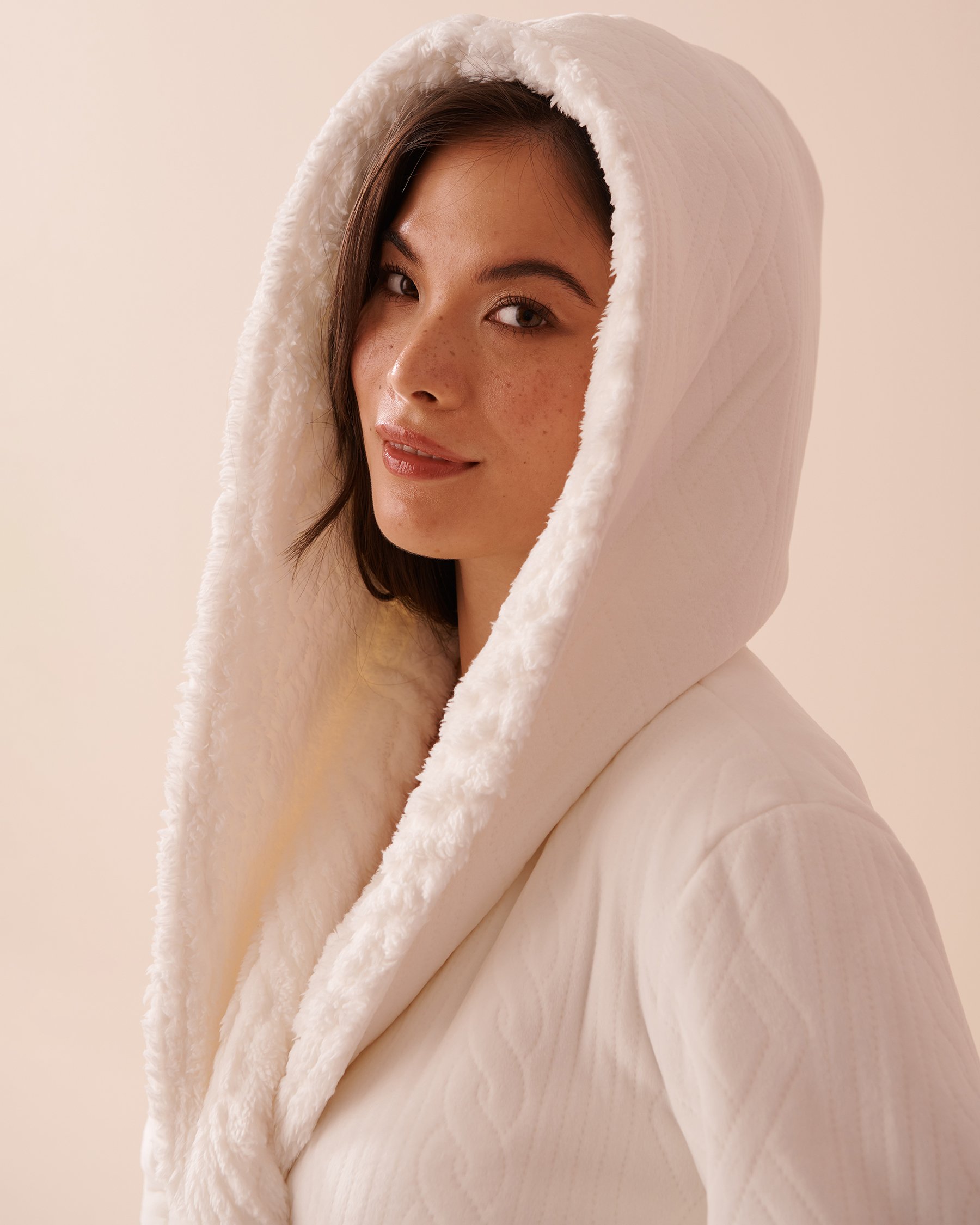 LA VIE EN ROSE Luxurious Hooded Robe Snow White 40600187 - View3