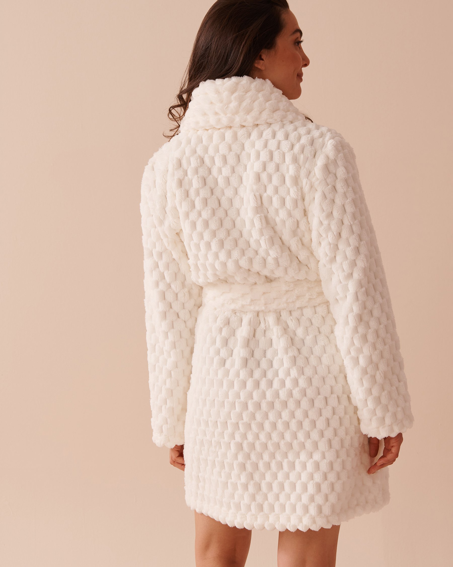 LA VIE EN ROSE Soft Plush Quilted Effect Robe Snow White 40600190 - View3