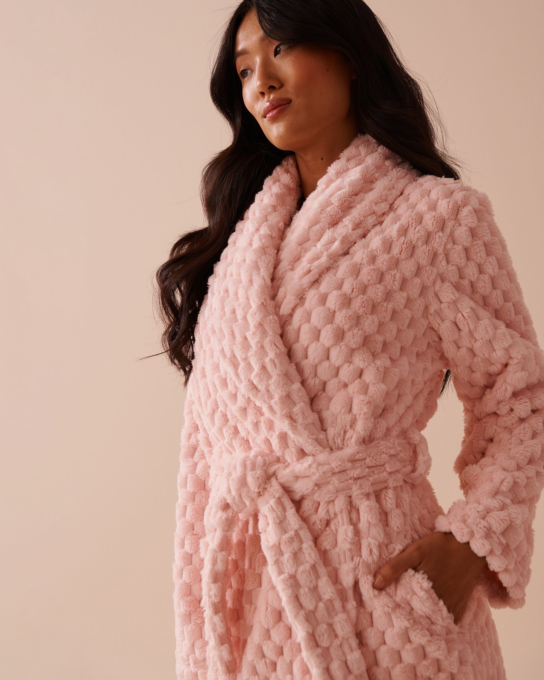 LA VIE EN ROSE Soft Plush Quilted Effect Robe Fairy Pink 40600190 - View6