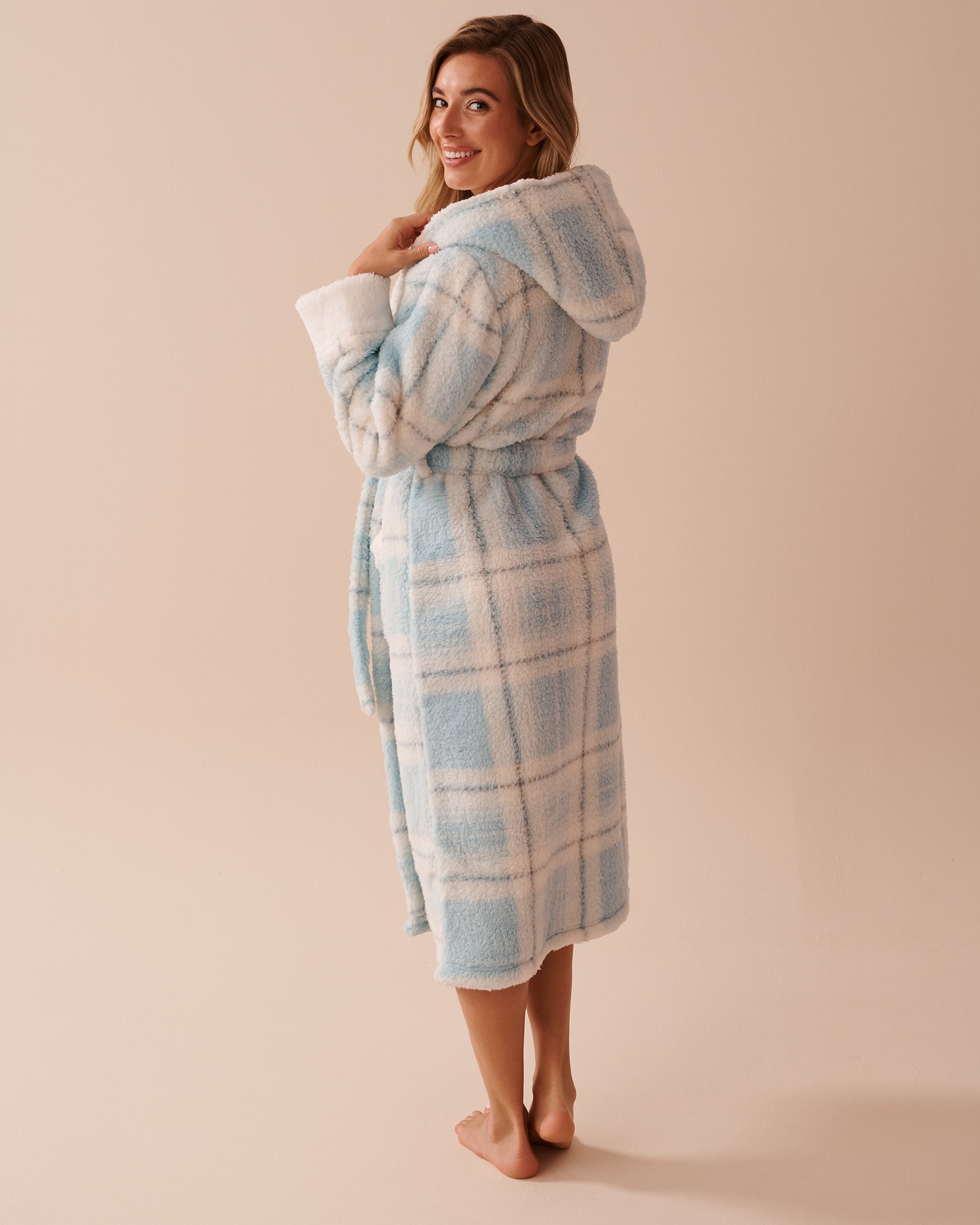 LA VIE EN ROSE Sherpa Plaid Robe Light Blue Plaid 40600195 - View3