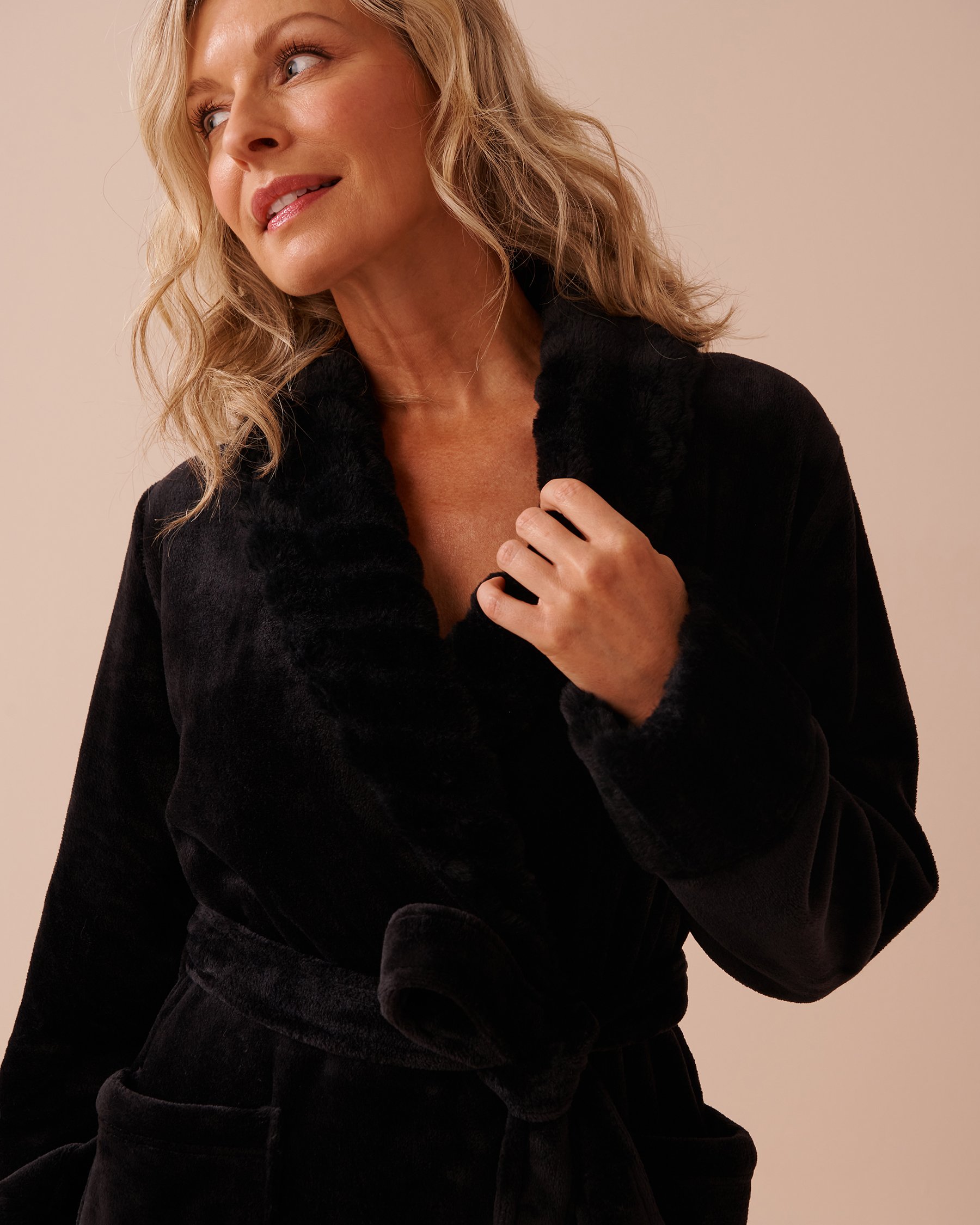 LA VIE EN ROSE Long Faux Fur and Soft Plush Robe Classic Black 40600197 - View3