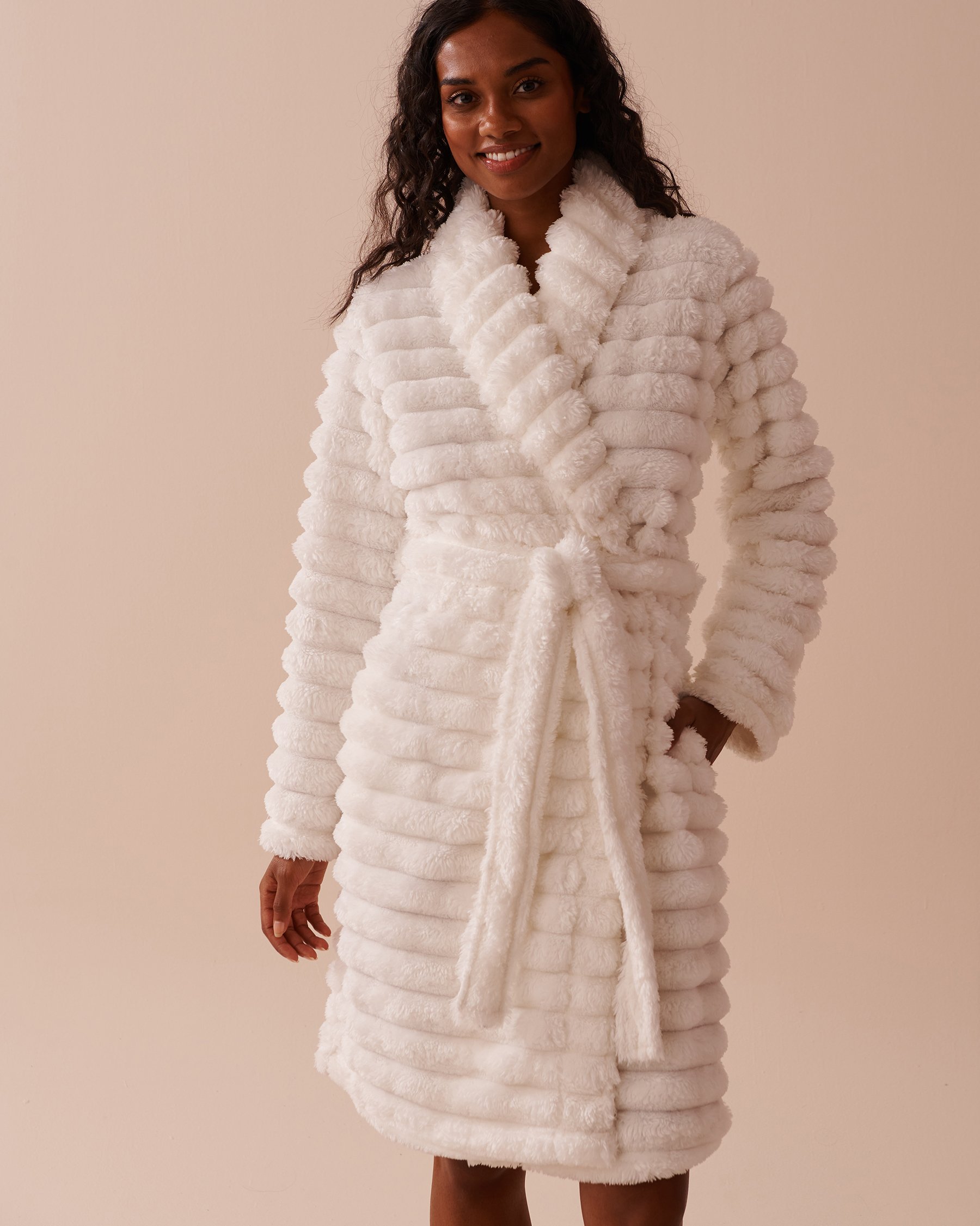 LA VIE EN ROSE Robe de chambre en peluche douce à rayures texturées Blanc neige 40600199 - Voir4