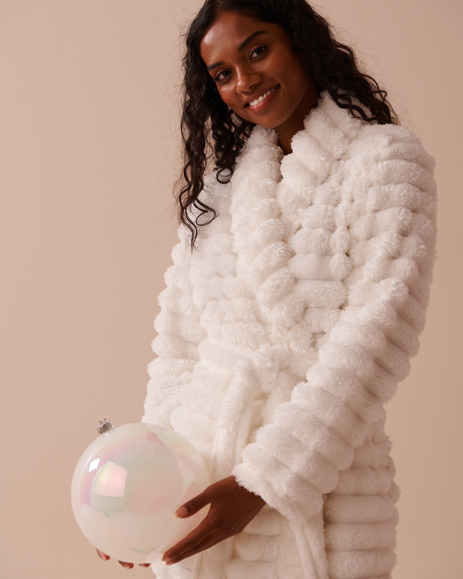 LA VIE EN ROSE Robe de chambre en peluche douce à rayures texturées Blanc neige 40600199 - Voir5