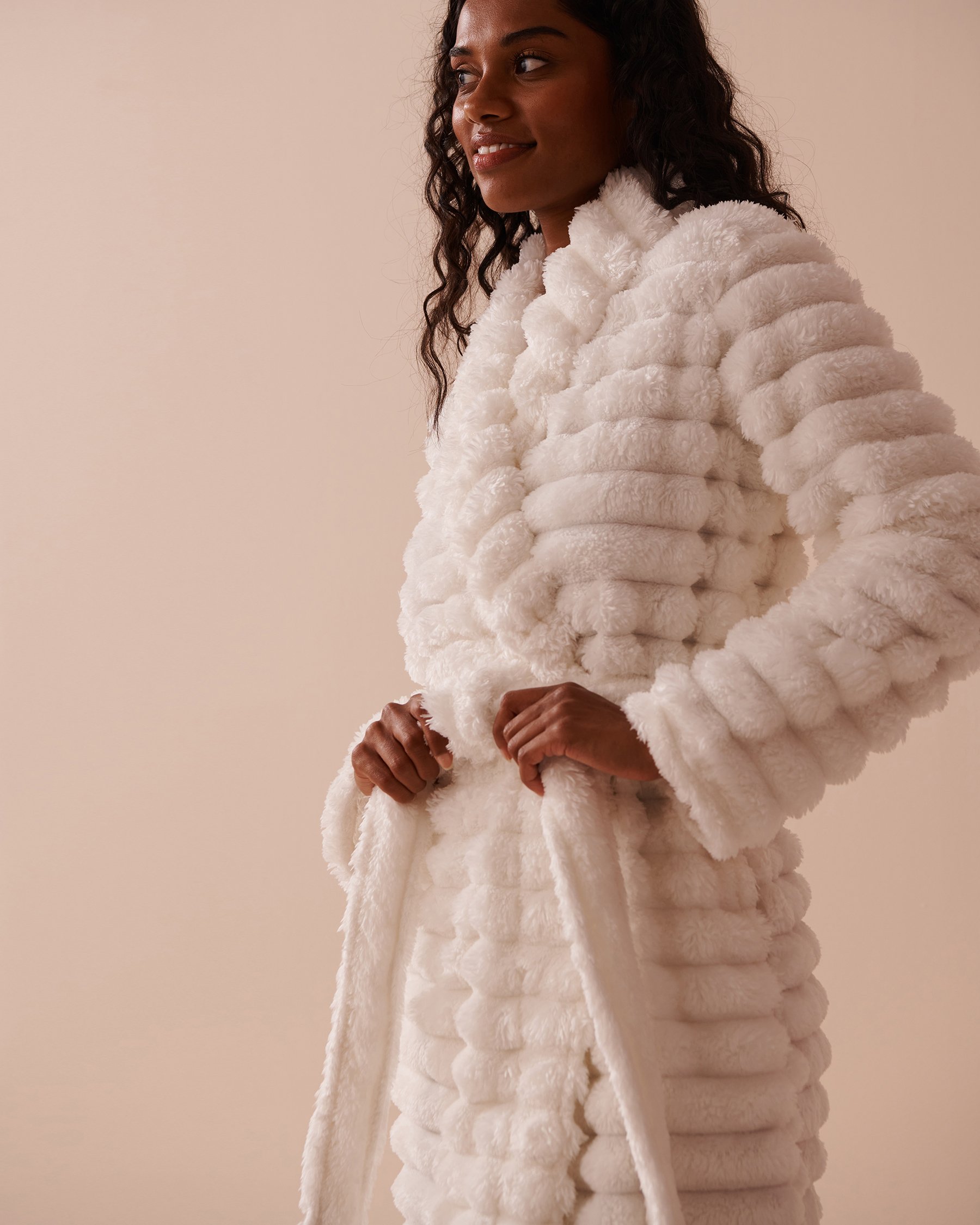 LA VIE EN ROSE Robe de chambre en peluche douce à rayures texturées Blanc neige 40600199 - Voir6