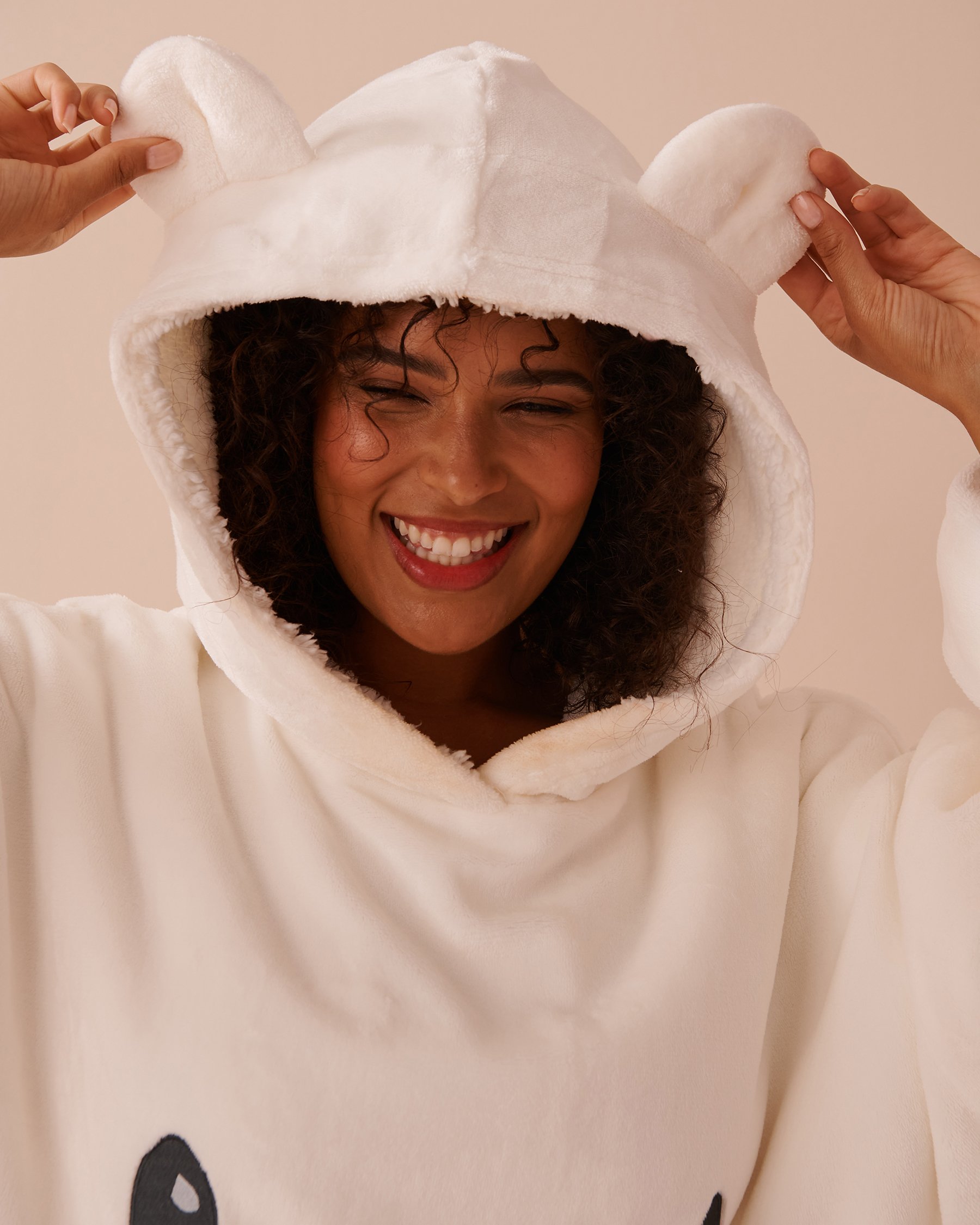LA VIE EN ROSE Chandail surdimensionné en peluche douce à motif ours polaire Ours polaire/Blanc neige 40700349 - Voir5