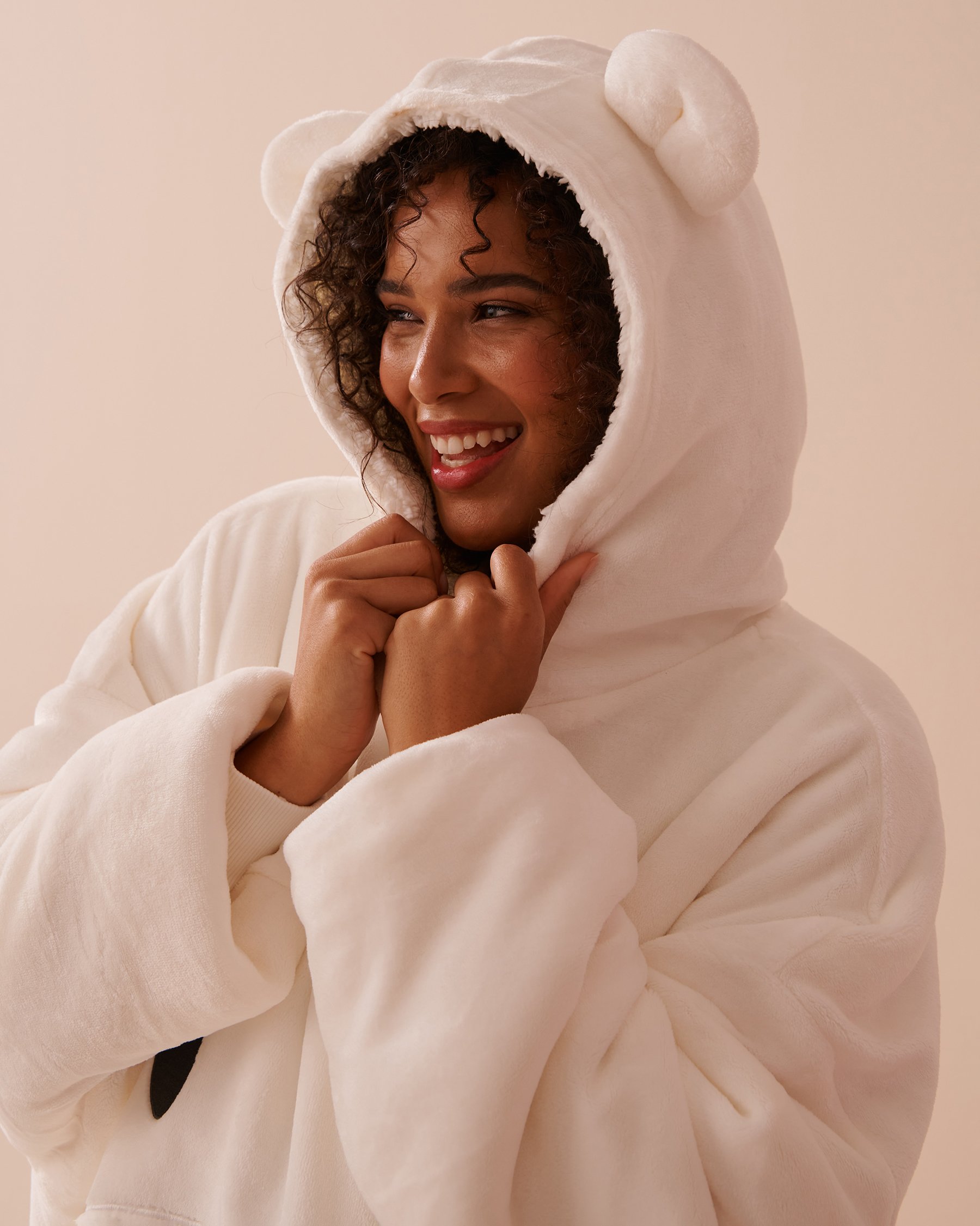 LA VIE EN ROSE Chandail surdimensionné en peluche douce à motif ours polaire Ours polaire/Blanc neige 40700349 - Voir4