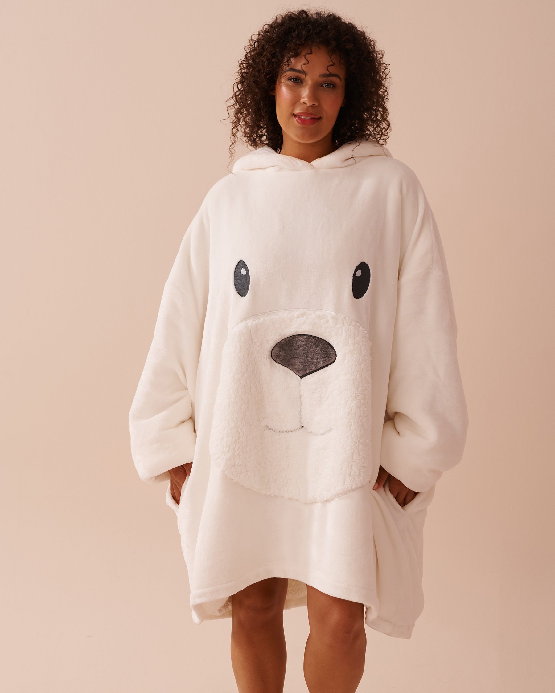 LA VIE EN ROSE Chandail surdimensionné en peluche douce à motif ours polaire Ours polaire/Blanc neige 40700349 - Voir7
