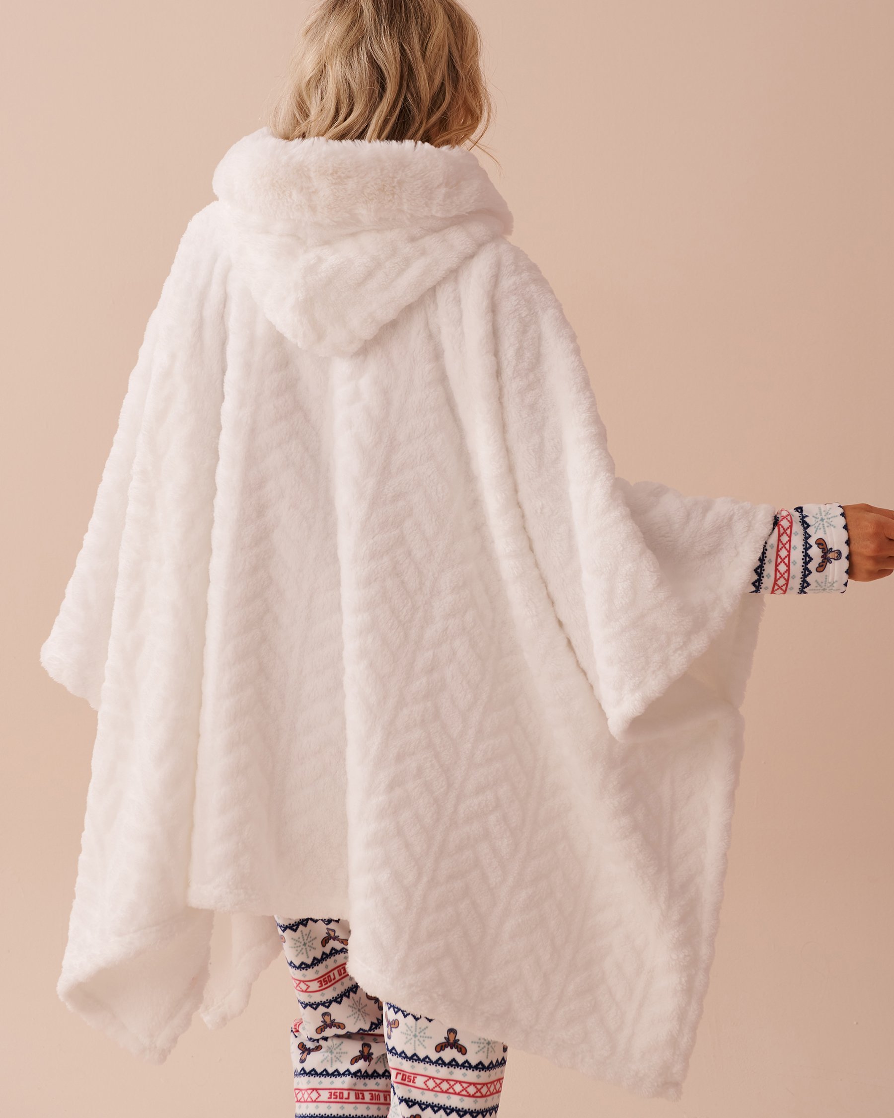 LA VIE EN ROSE Cable Effect Soft Plush Hooded Cape Snow White 40700360 - View2