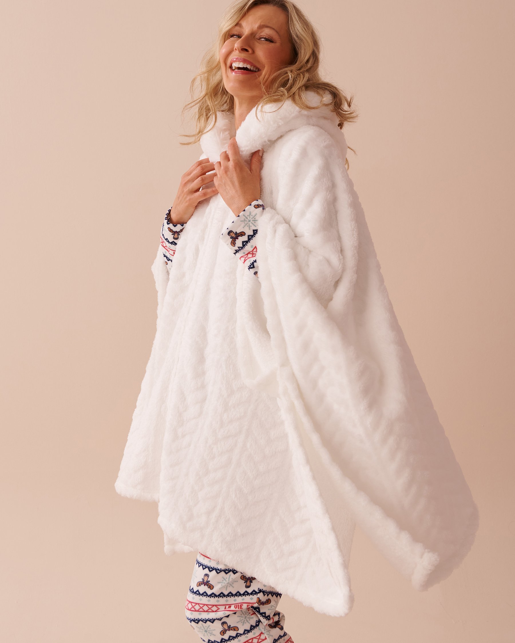 LA VIE EN ROSE Cable Effect Soft Plush Hooded Cape Snow White 40700360 - View4