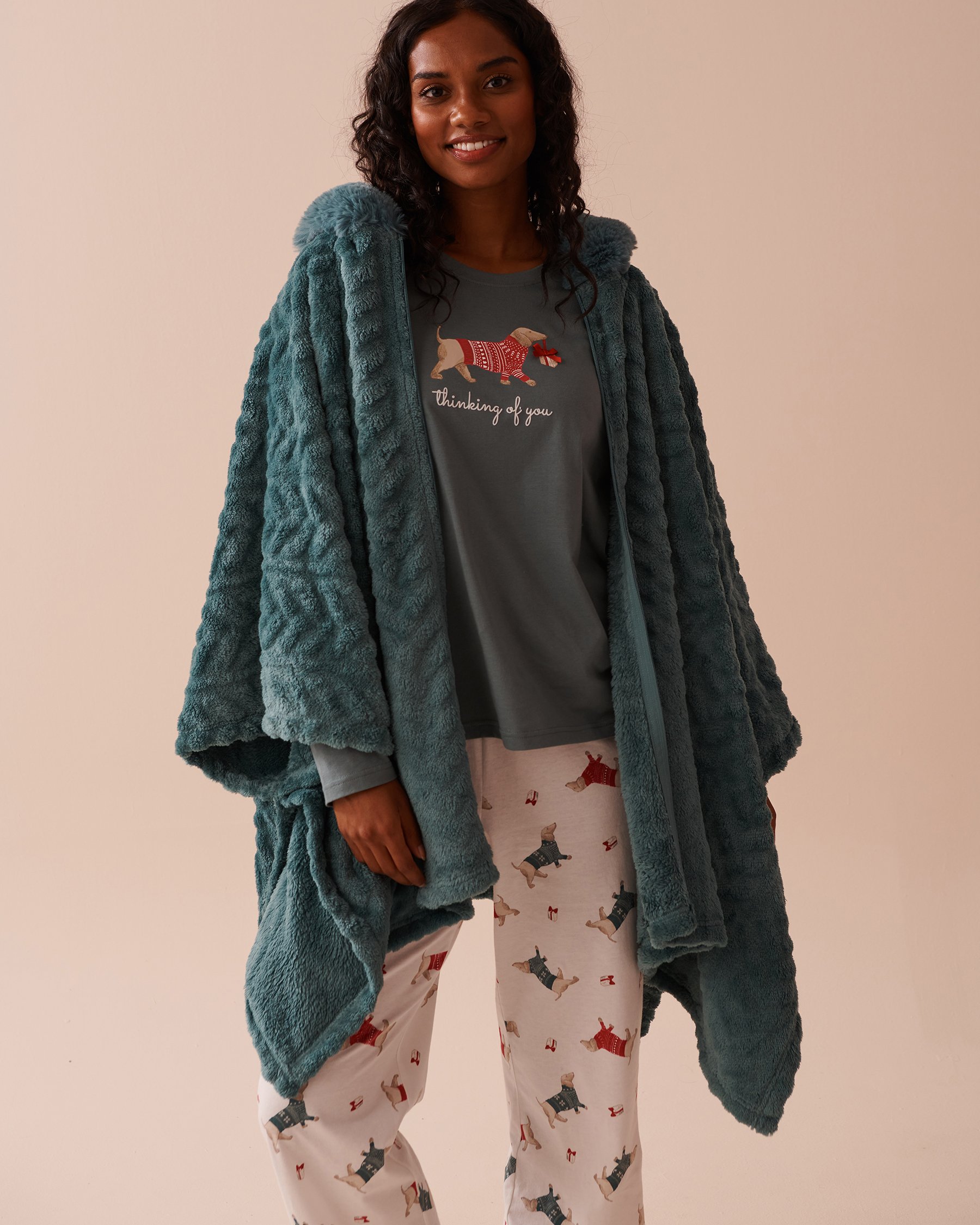 LA VIE EN ROSE Cable Effect Soft Plush Hooded Cape Forest Green 40700360 - View4