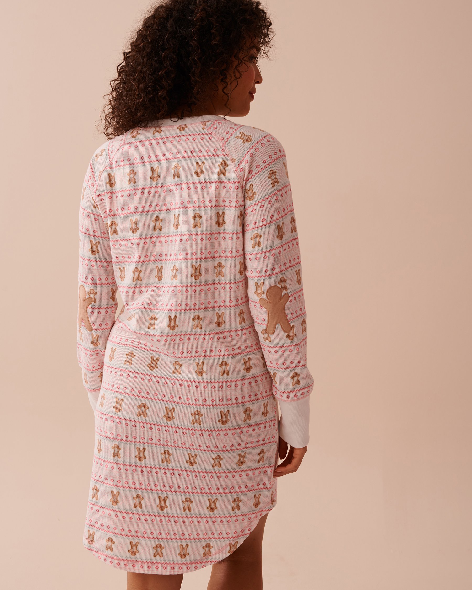 LA VIE EN ROSE Chemise de nuit manches longues en tricot gaufré imprimé pain d'épices Pain d'épices/Imprimé nordique 40500387 - View2