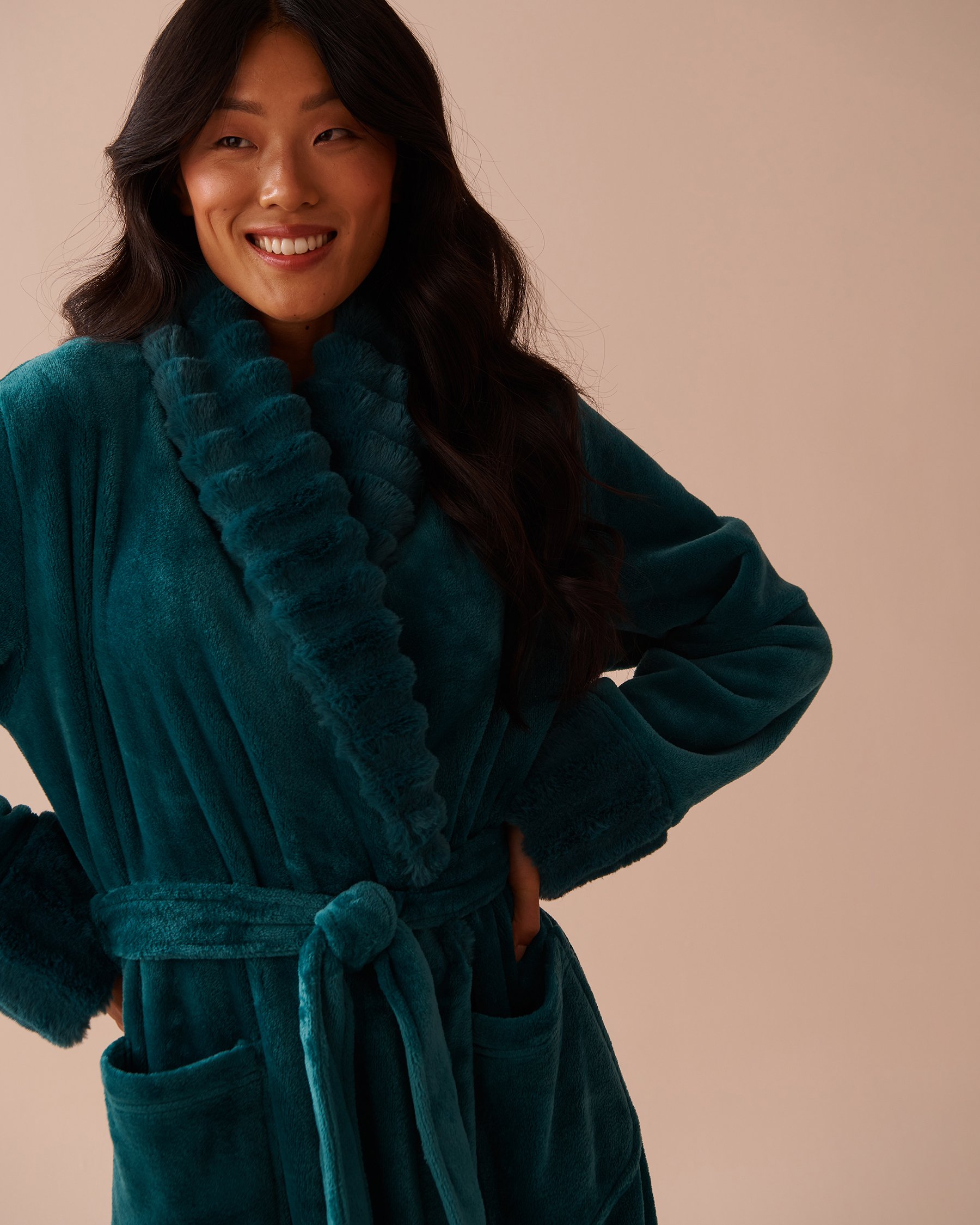LA VIE EN ROSE Long Faux Fur and Soft Plush Robe Fir Green 40600197 - View4