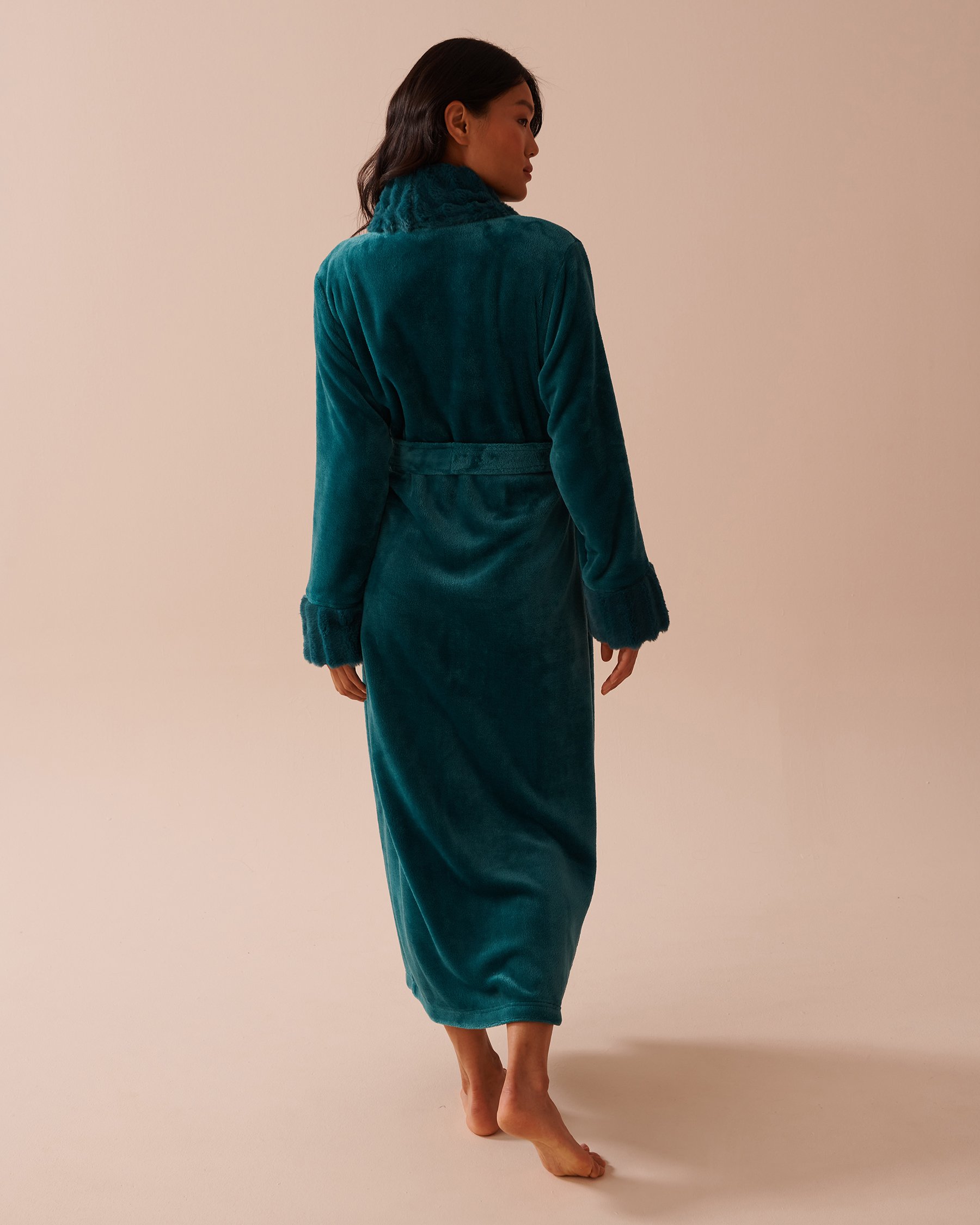 LA VIE EN ROSE Long Faux Fur and Soft Plush Robe Fir Green 40600197 - View5