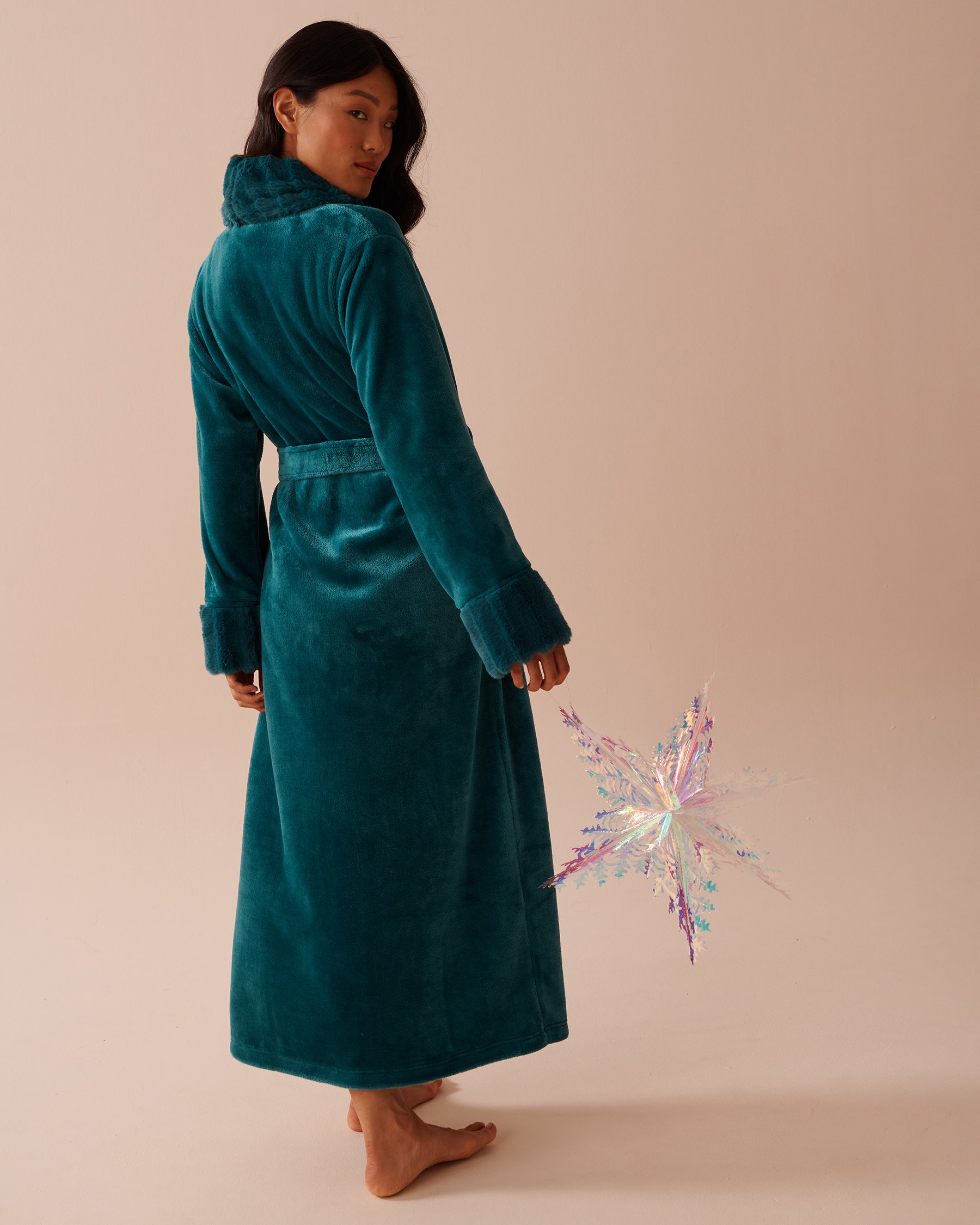 LA VIE EN ROSE Long Faux Fur and Soft Plush Robe Fir Green 40600197 - View6