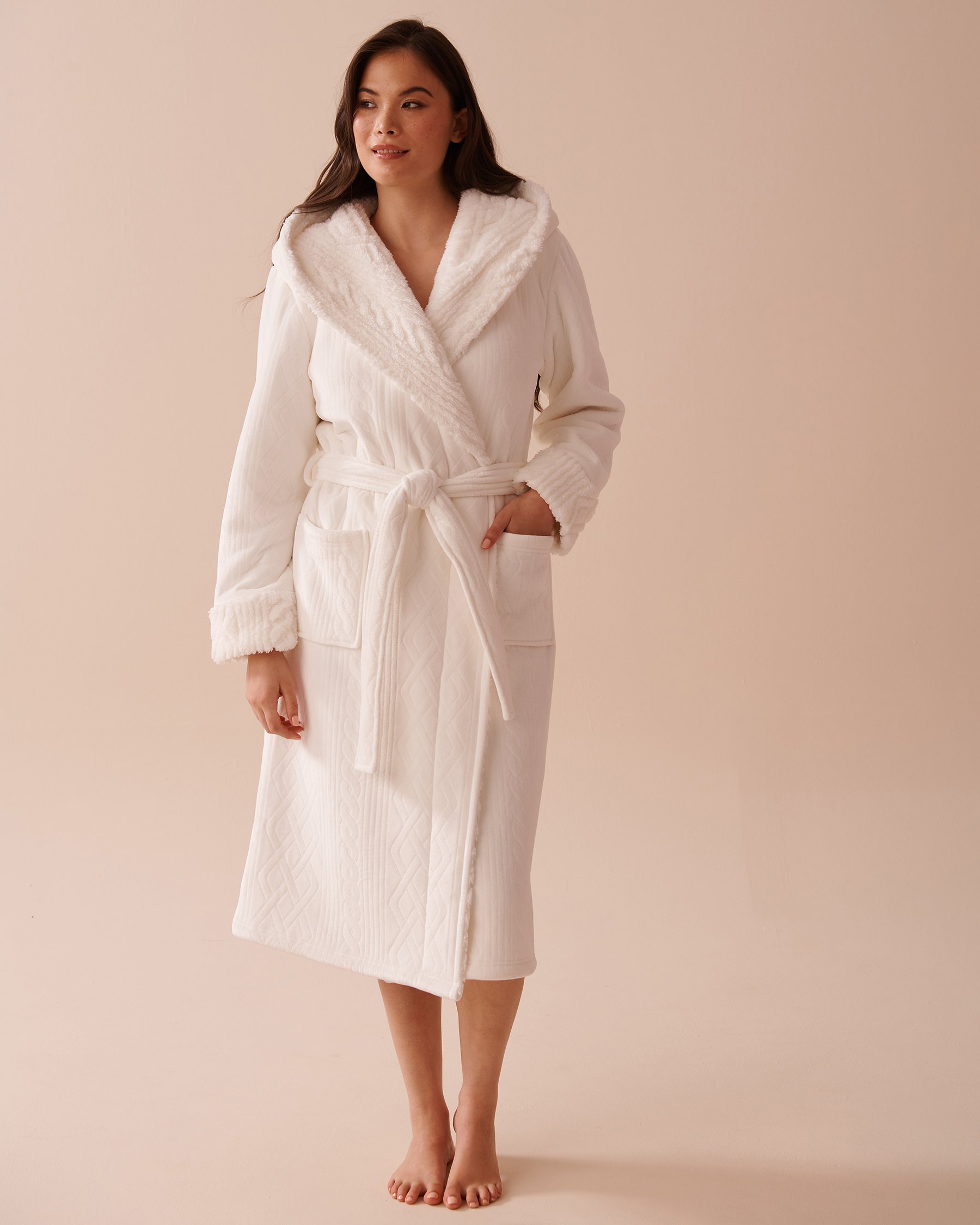 LA VIE EN ROSE Luxurious Hooded Robe Snow White 40600187 - View1
