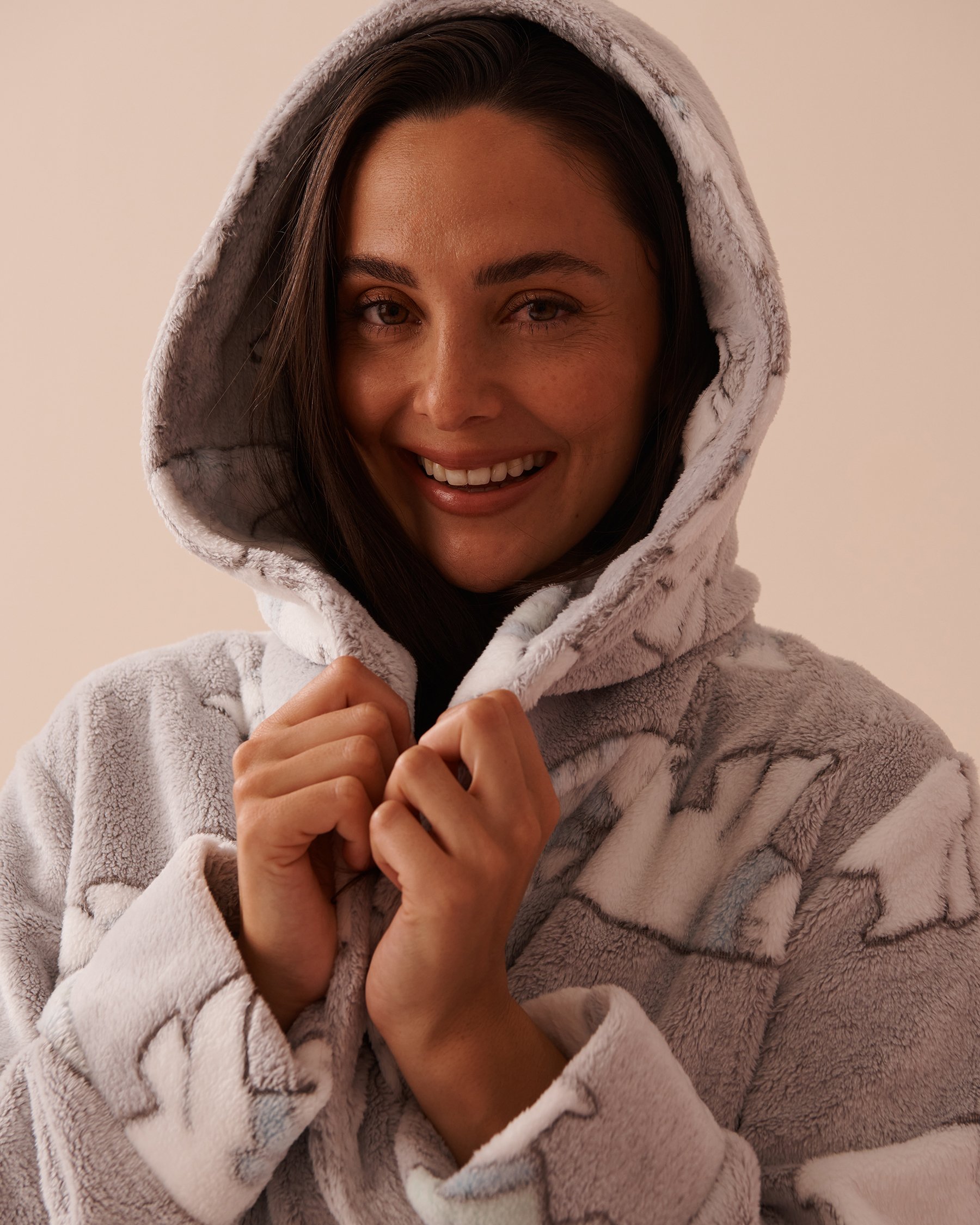 LA VIE EN ROSE Polar Bear Print Soft Plush Hooded Robe Polar Bear/Grey 40600194 - View4