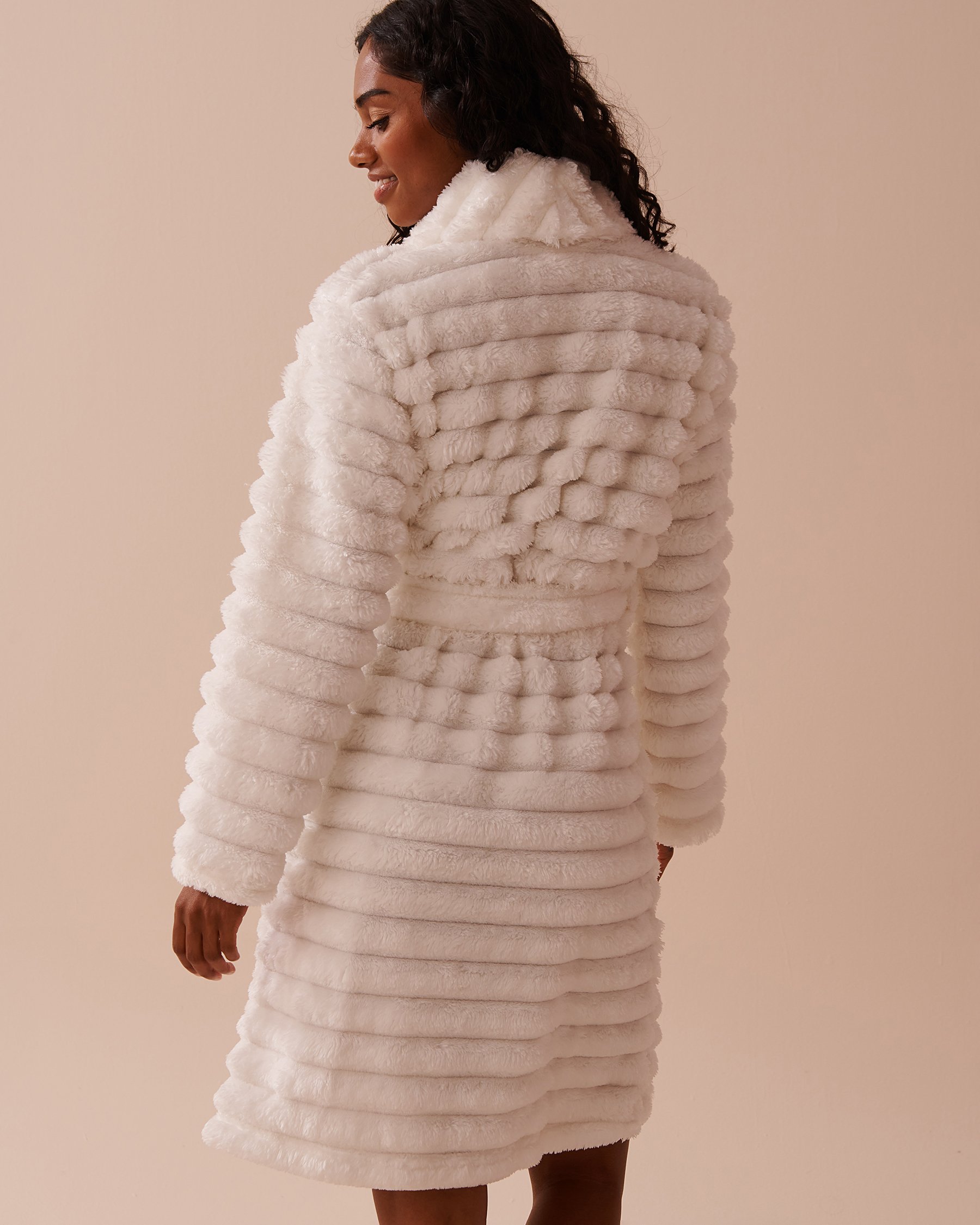 LA VIE EN ROSE Textured Stripe Soft Plush Robe Snow White 40600199 - View3