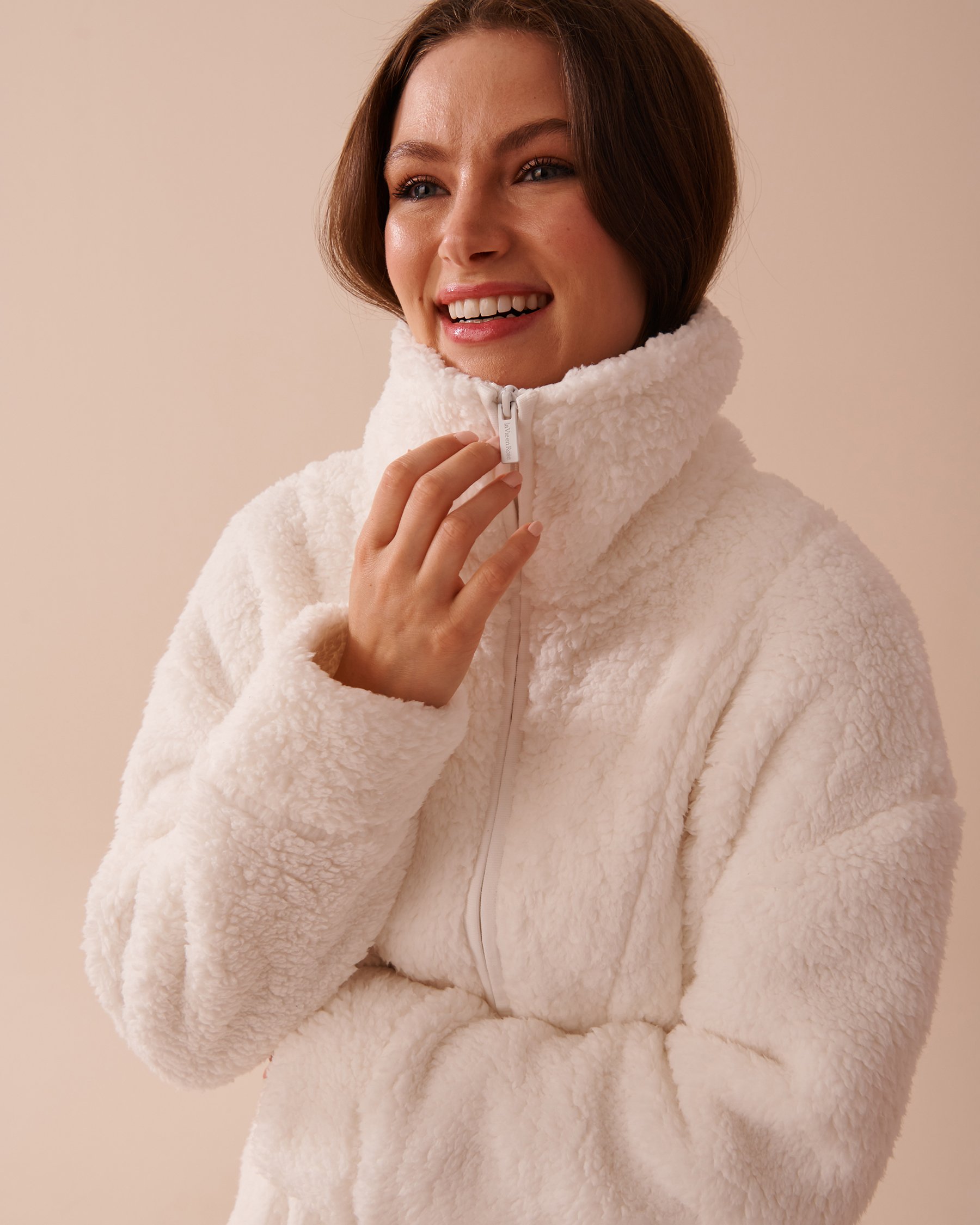 LA VIE EN ROSE Zip-up Funnel Neck Sherpa Robe Snow White 40600186 - View4