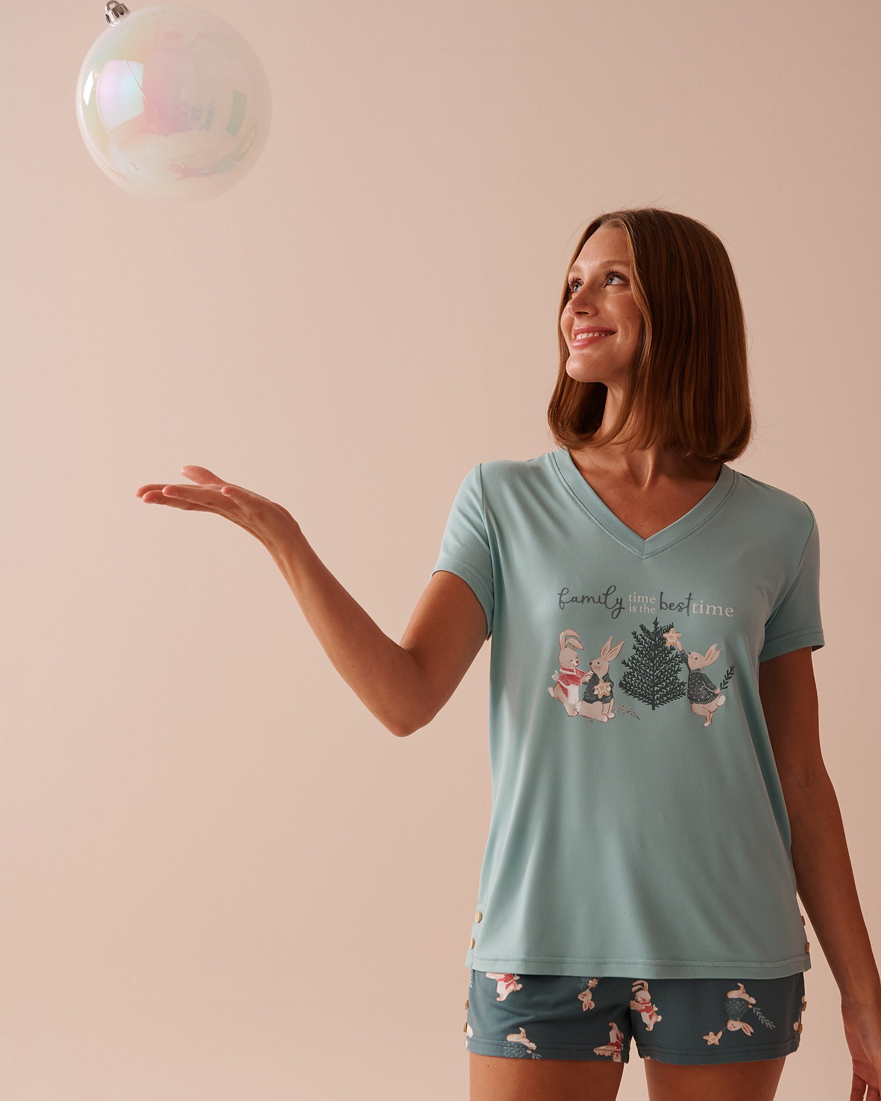 LA VIE EN ROSE T-shirt col en V ultra doux à imprimé lapin Bleu apaisant 40100658 - Voir7