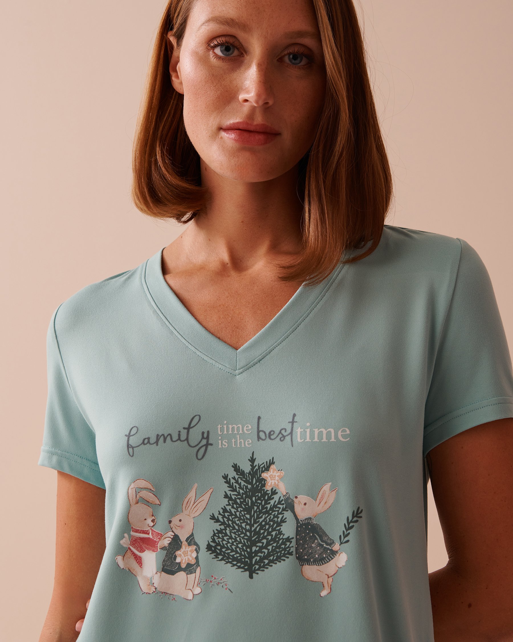LA VIE EN ROSE T-shirt col en V ultra doux à imprimé lapin Bleu apaisant 40100658 - Voir6