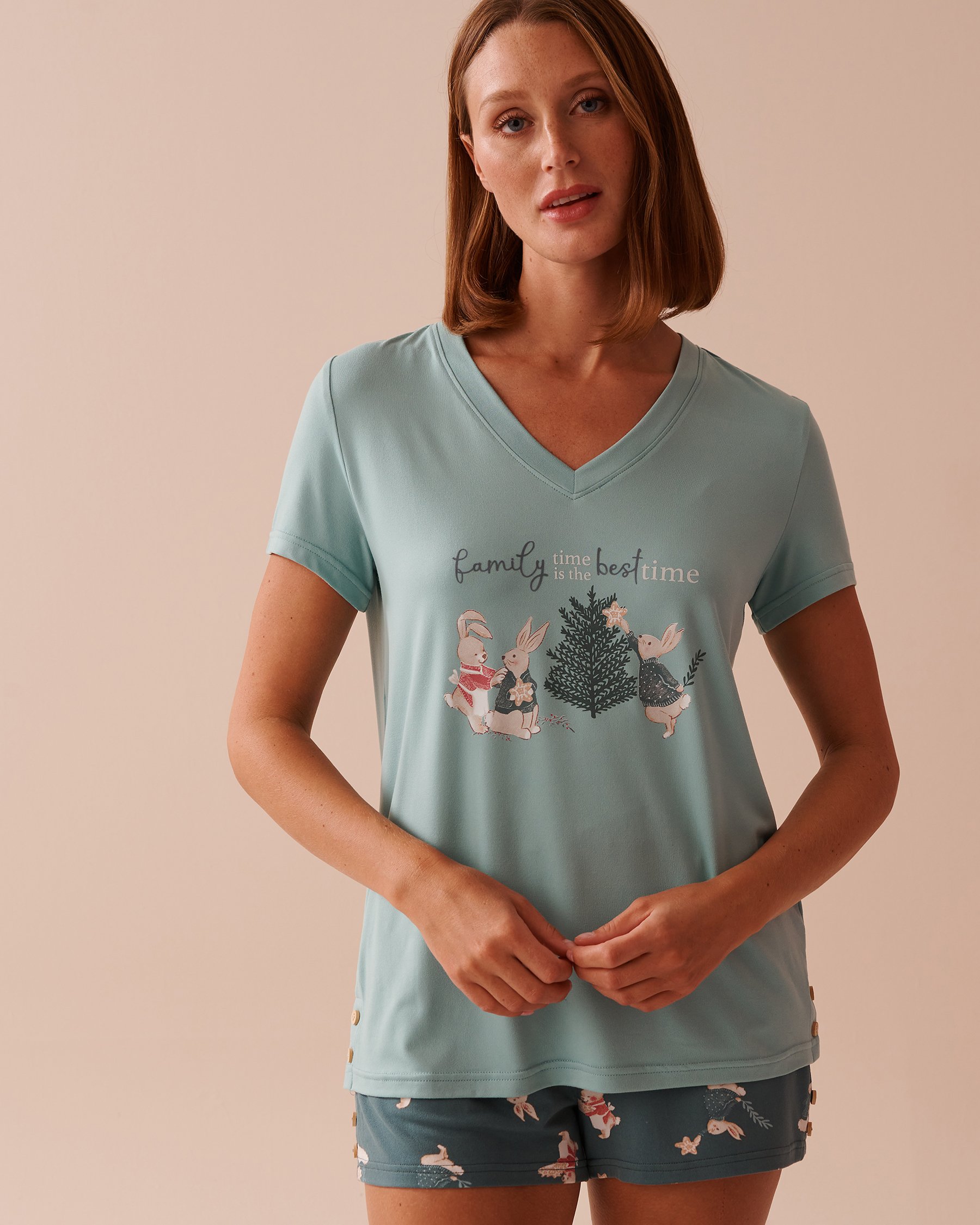 LA VIE EN ROSE T-shirt col en V ultra doux à imprimé lapin Bleu apaisant 40100658 - Voir5