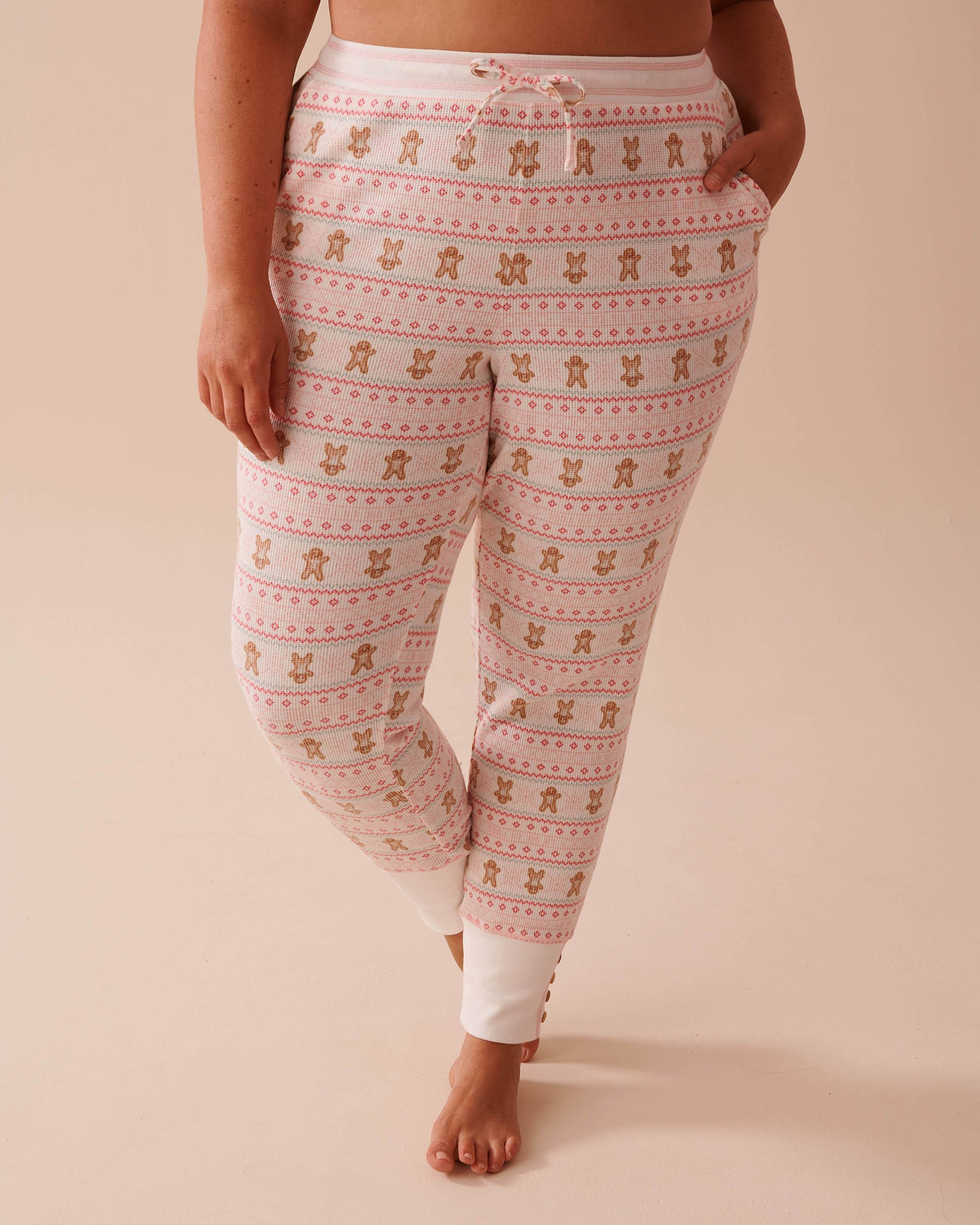 LA VIE EN ROSE Pantalon de pyjama jogger en tricot gaufré imprimé pain d'épices Pain d'épices/Imprimé nordique 40200630 - Voir1