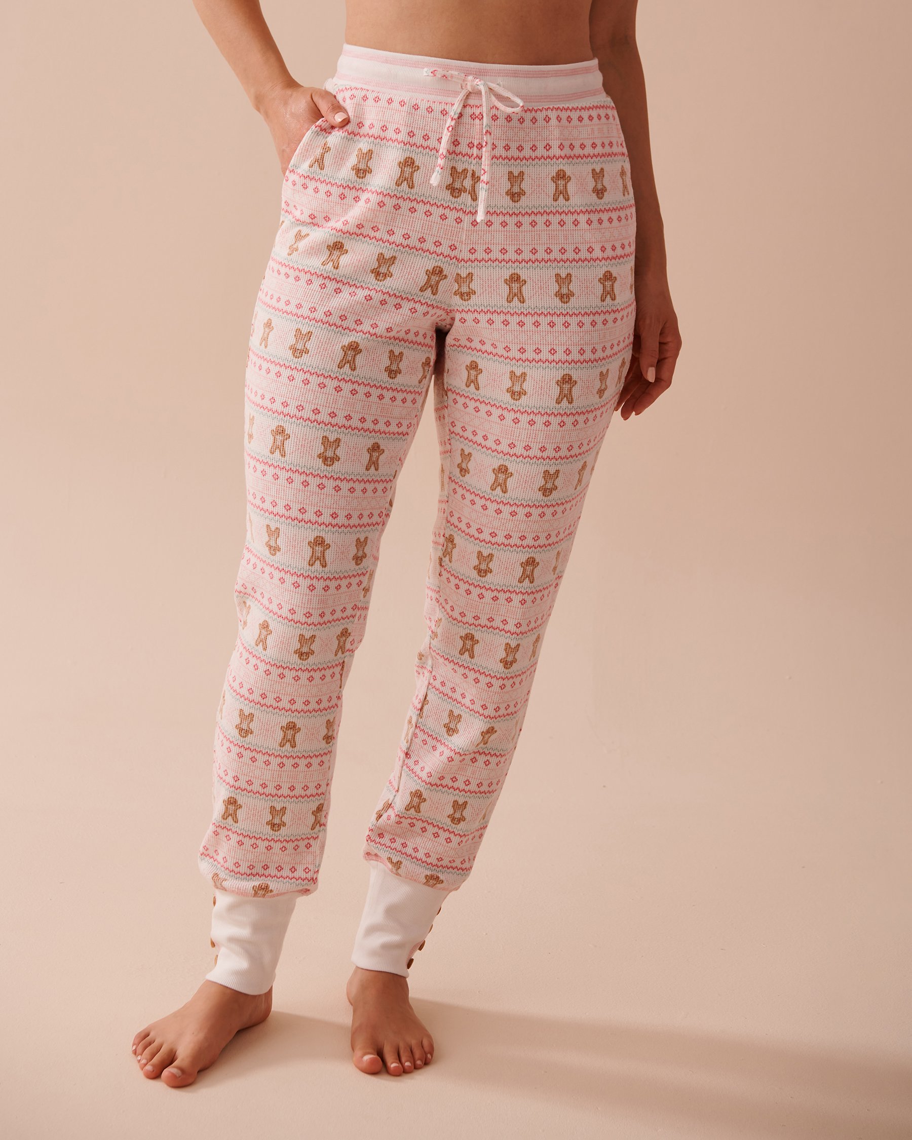 LA VIE EN ROSE Pantalon de pyjama jogger en tricot gaufré imprimé pain d'épices Pain d'épices/Imprimé nordique 40200630 - Voir3