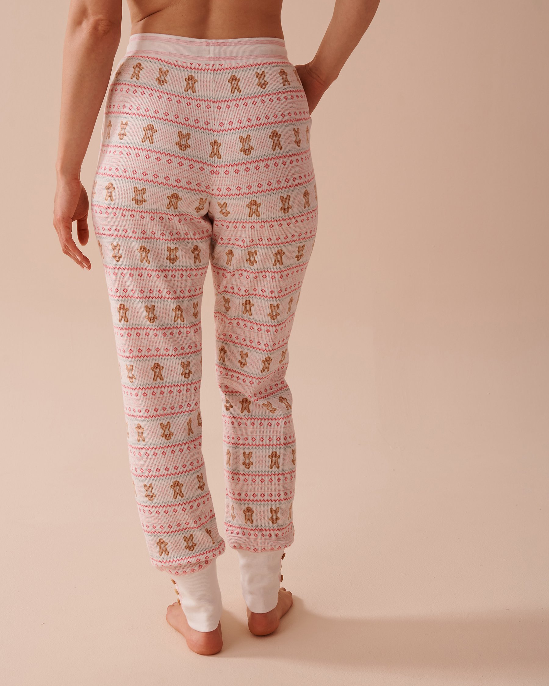 LA VIE EN ROSE Pantalon de pyjama jogger en tricot gaufré imprimé pain d'épices Pain d'épices/Imprimé nordique 40200630 - Voir4