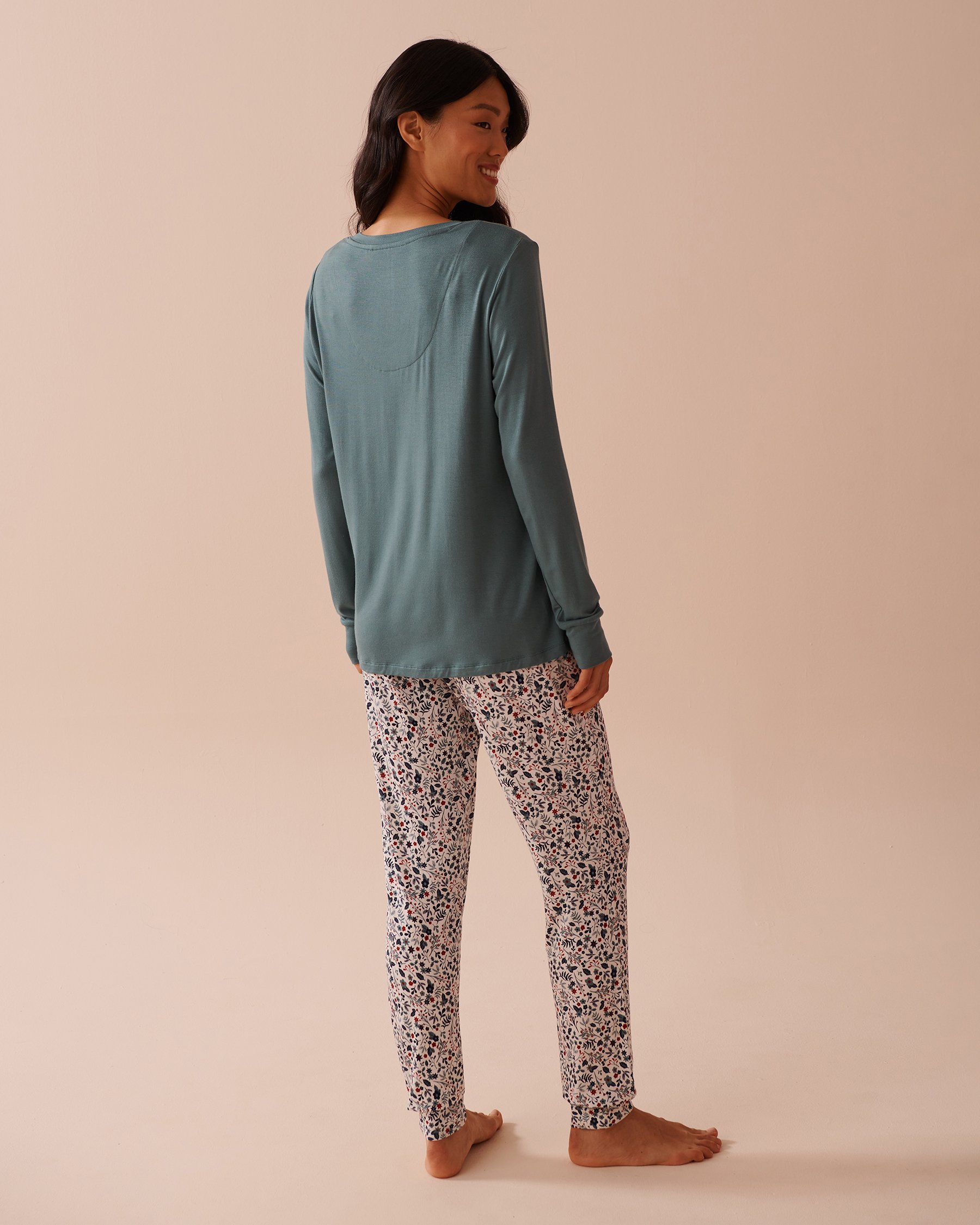 LA VIE EN ROSE Ensemble pyjama manches longues imprimé fleurs hivernales Fleurs d'hiver rouges et bleues 40400071 - Voir4