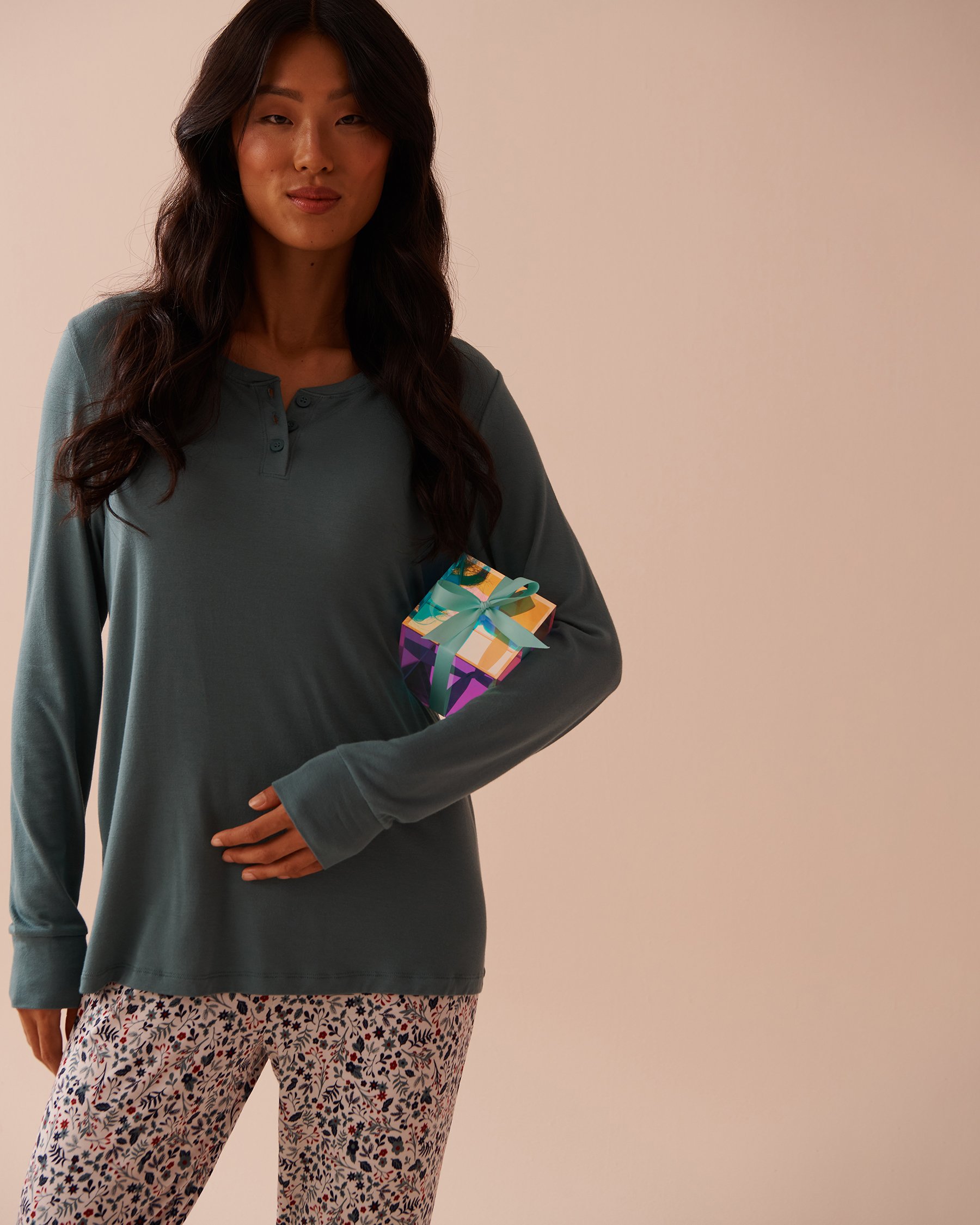 LA VIE EN ROSE Ensemble pyjama manches longues imprimé fleurs hivernales Fleurs d'hiver rouges et bleues 40400071 - Voir1