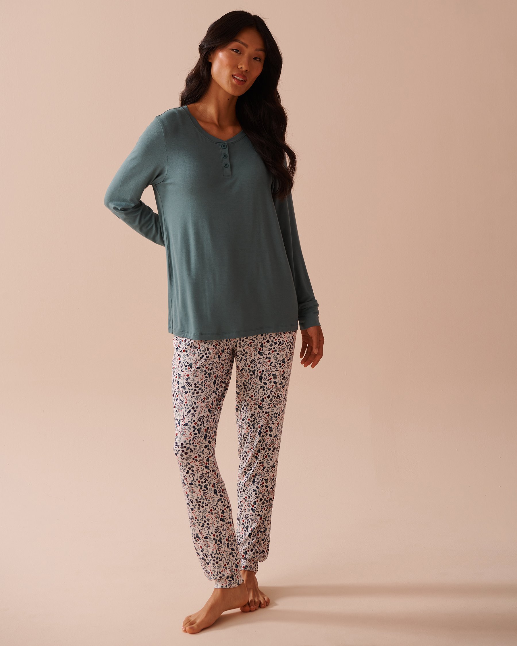 LA VIE EN ROSE Ensemble pyjama manches longues imprimé fleurs hivernales Fleurs d'hiver rouges et bleues 40400071 - Voir2