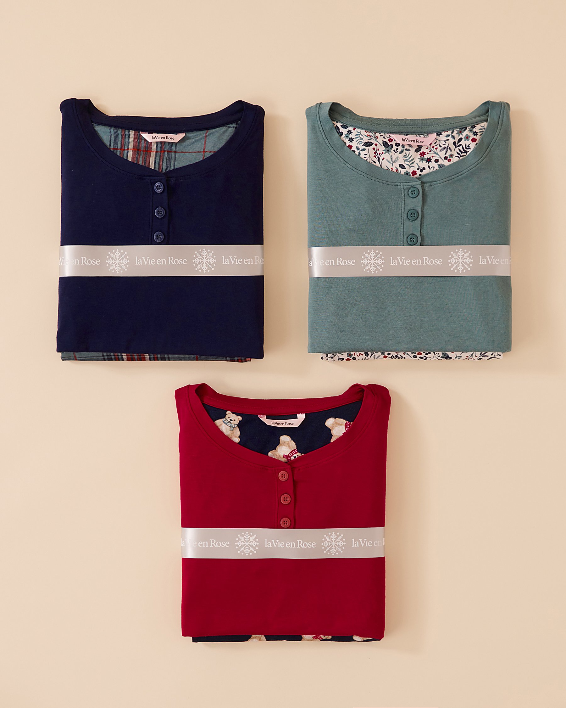 LA VIE EN ROSE Ensemble pyjama manches longues imprimé fleurs hivernales Fleurs d'hiver rouges et bleues 40400071 - Voir3