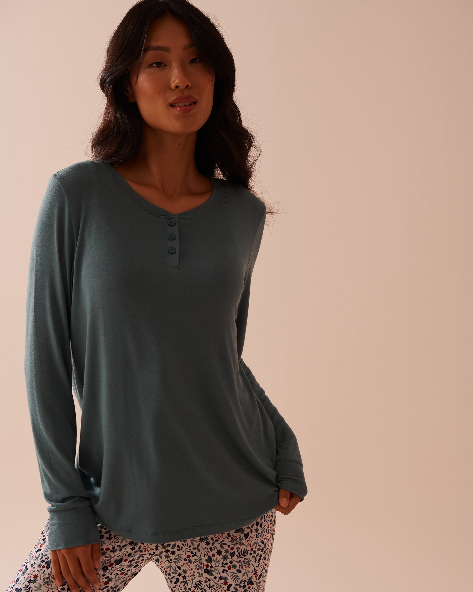 LA VIE EN ROSE Ensemble pyjama manches longues imprimé fleurs hivernales Fleurs d'hiver rouges et bleues 40400071 - Voir5