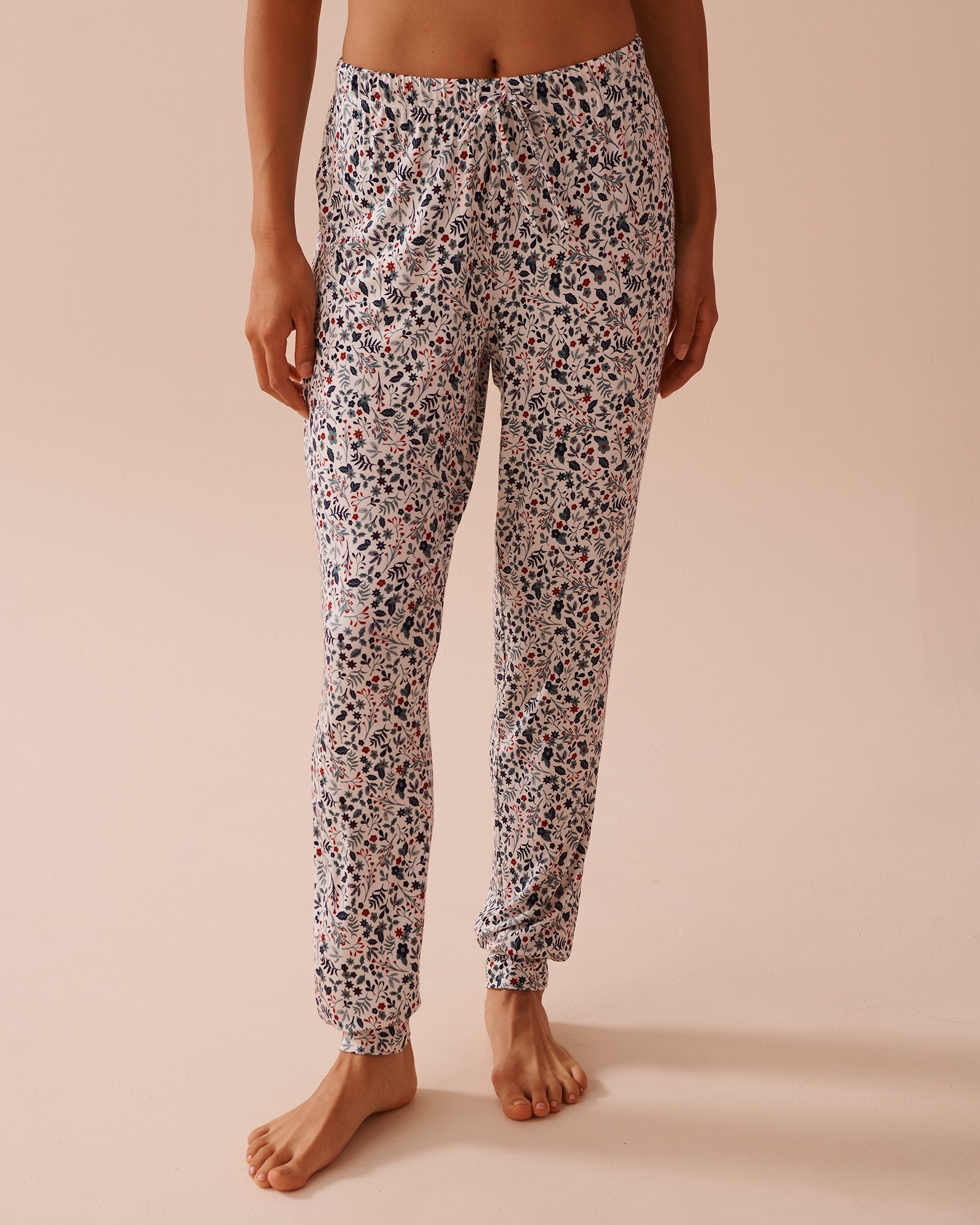 LA VIE EN ROSE Ensemble pyjama manches longues imprimé fleurs hivernales Fleurs d'hiver rouges et bleues 40400071 - Voir6