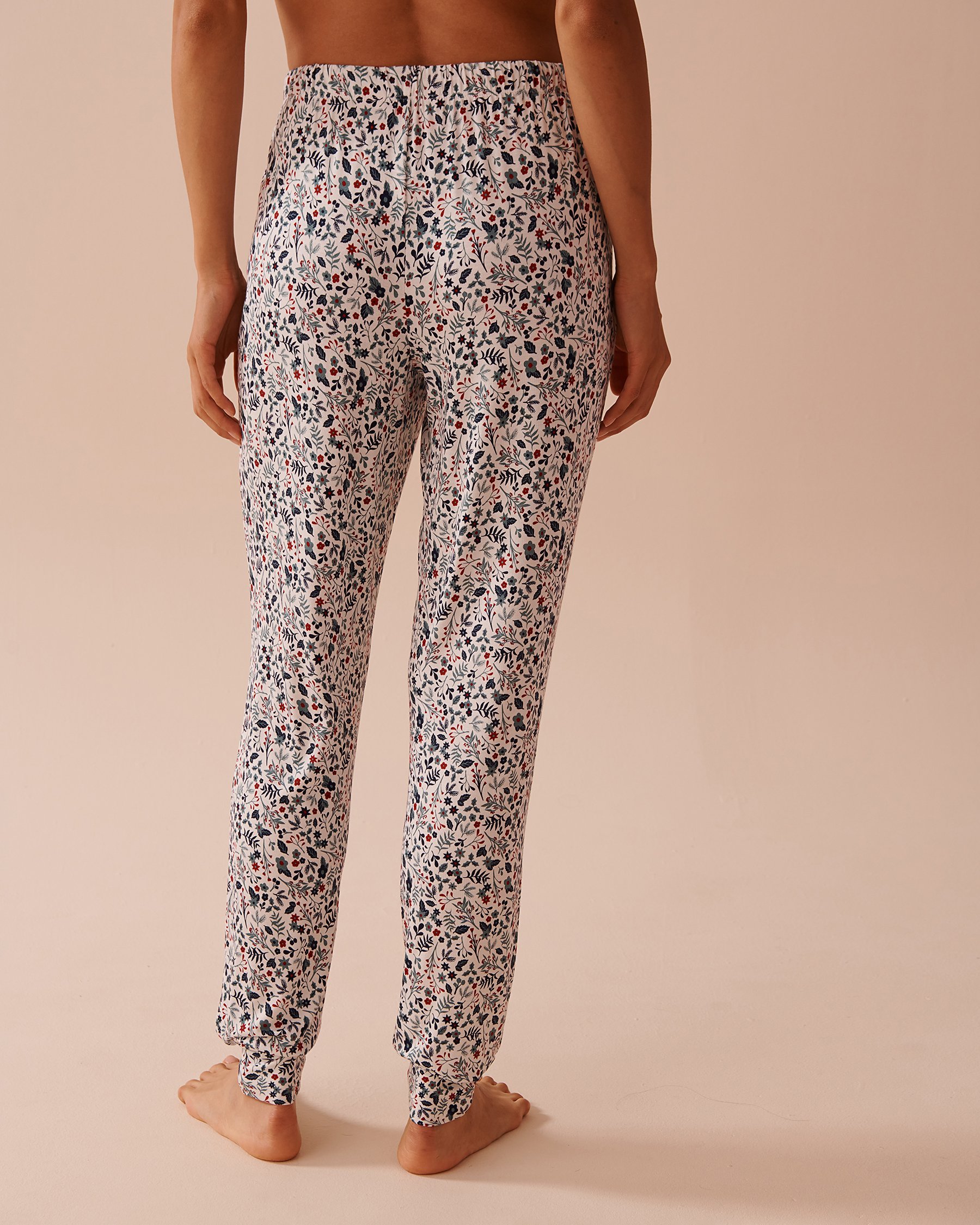 LA VIE EN ROSE Ensemble pyjama manches longues imprimé fleurs hivernales Fleurs d'hiver rouges et bleues 40400071 - Voir7
