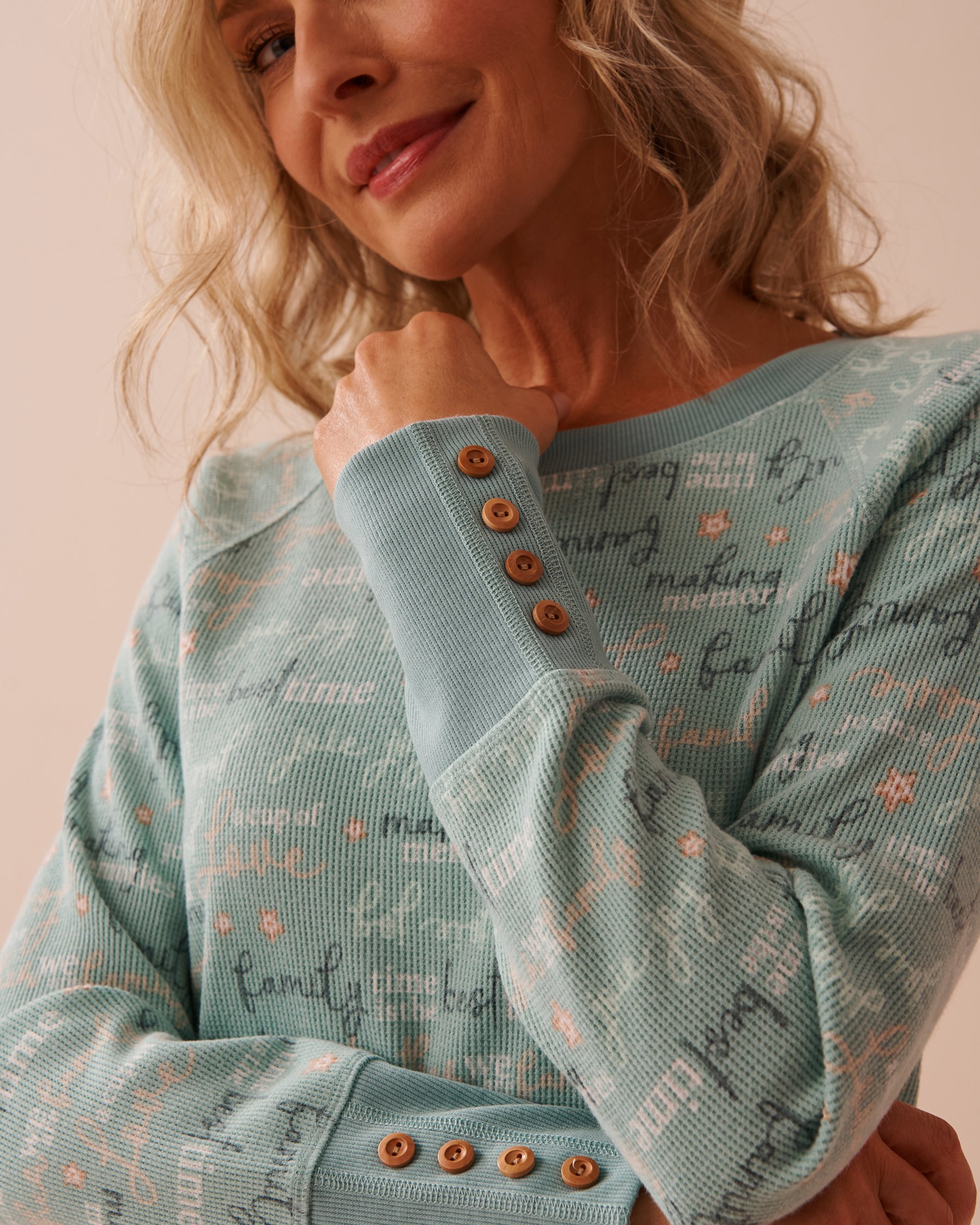 LA VIE EN ROSE Chandail manches longues en tricot gaufré imprimé hivernal Bleu apaisant 40100642 - View4