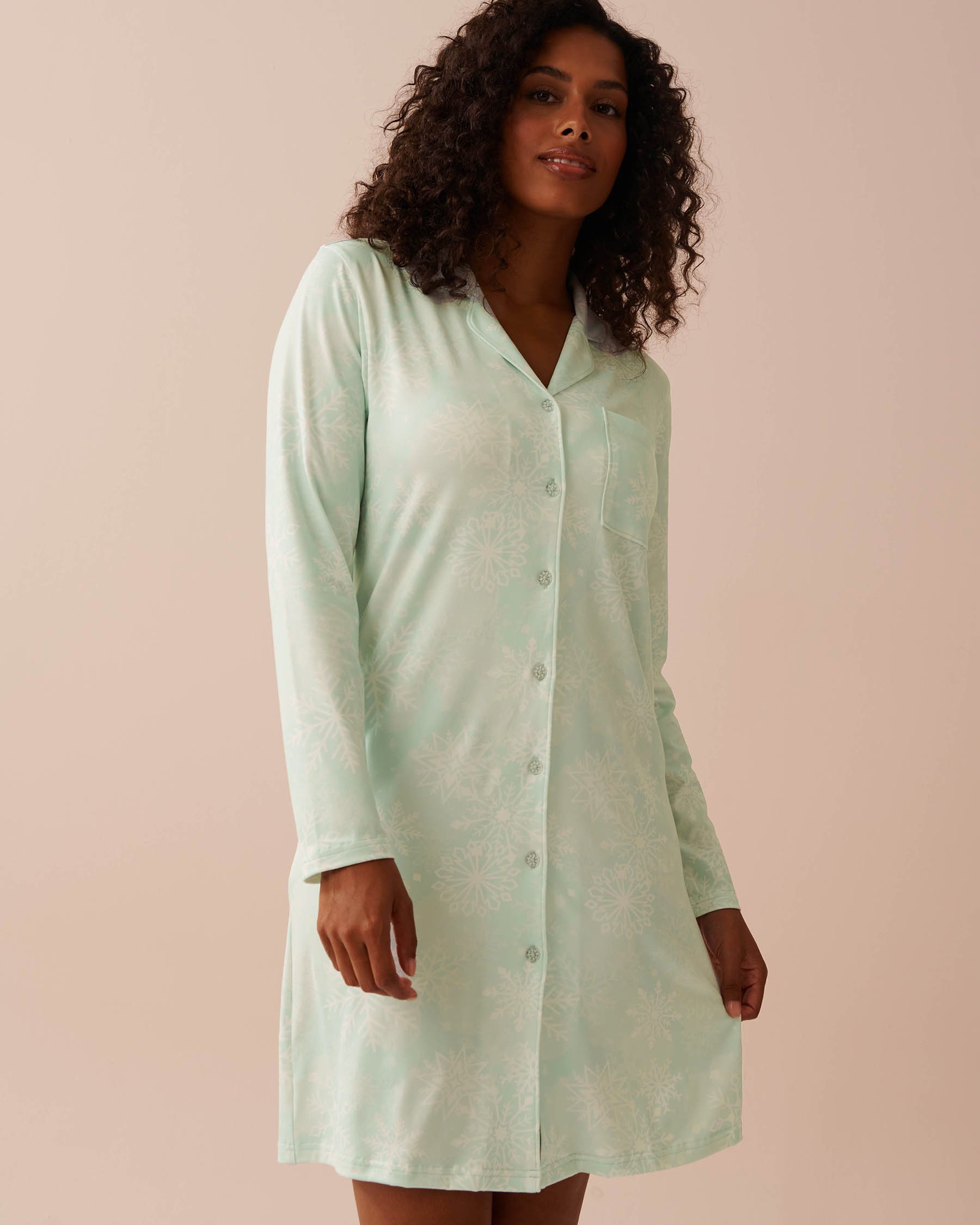 LA VIE EN ROSE Chemise de nuit manches longues ultra douce à imprimé flocon Vert menthe/Flocons 40500383 - Voir1