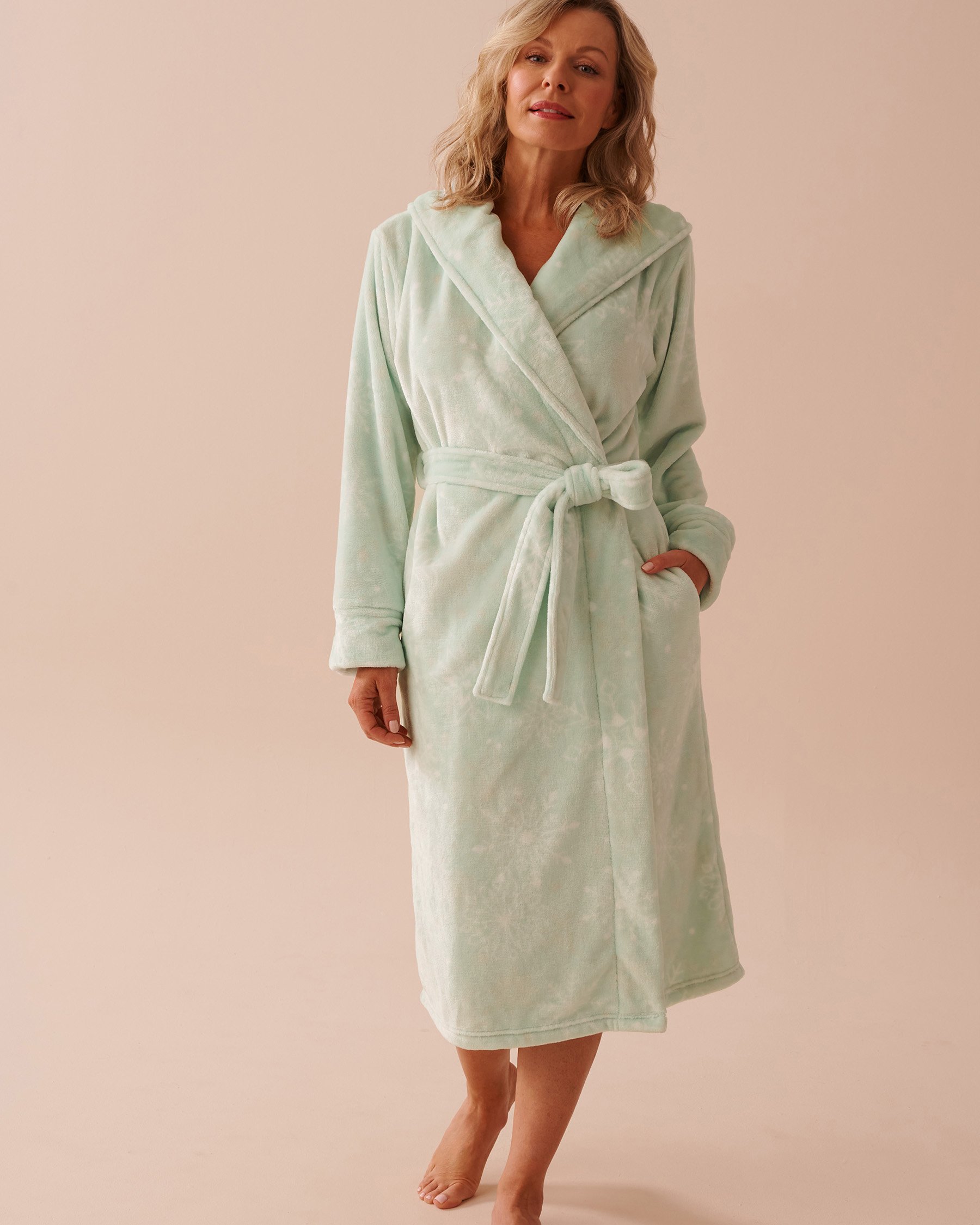LA VIE EN ROSE Robe de chambre à capuchon imprimé flocons en peluche douce Vert menthe/Flocons 40600192 - Voir1