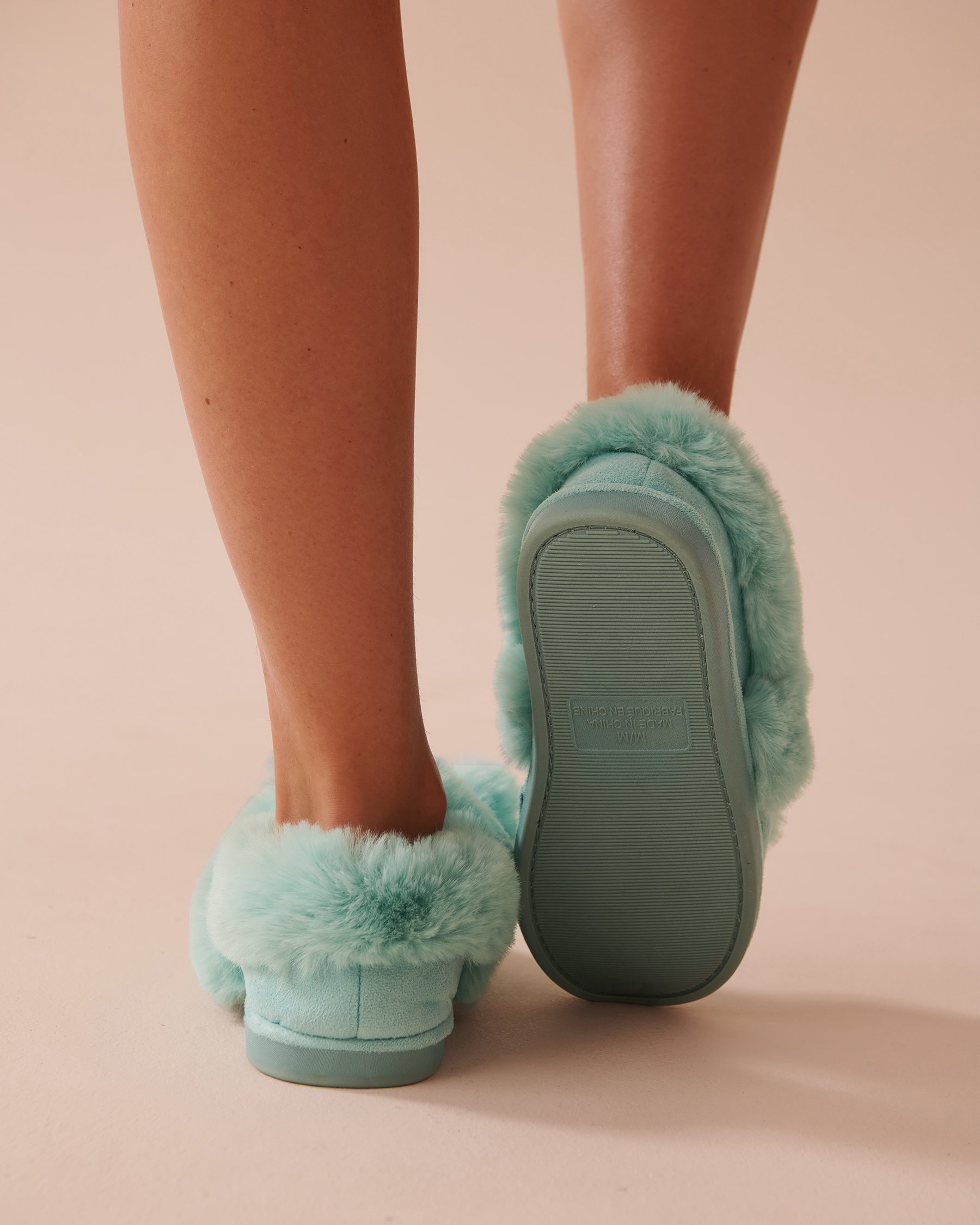 LA VIE EN ROSE Pantoufles bottines en suède avec nœud et pompons Bleu apaisant 40700363 - View2