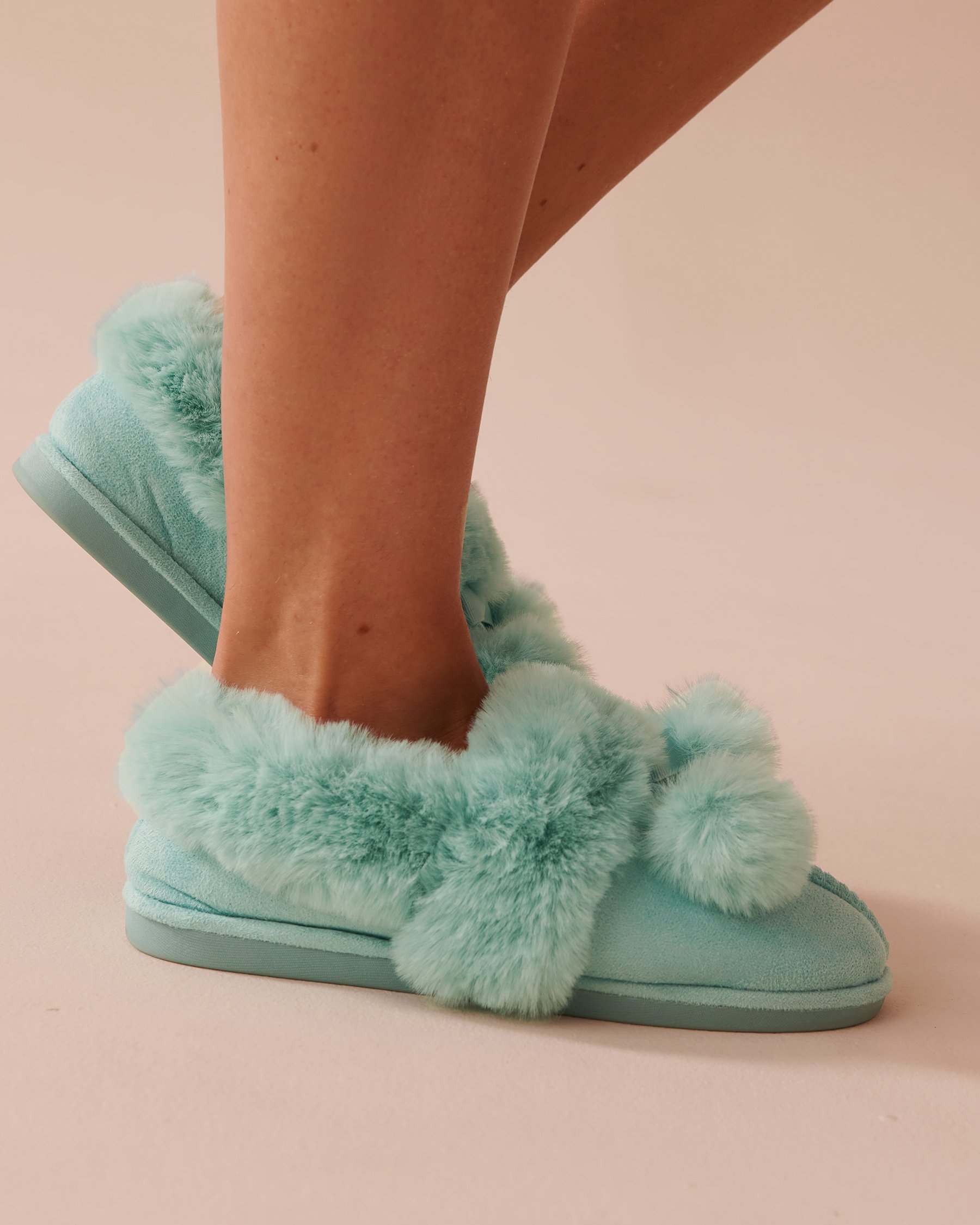 LA VIE EN ROSE Pantoufles bottines en suède avec nœud et pompons Bleu apaisant 40700363 - View3