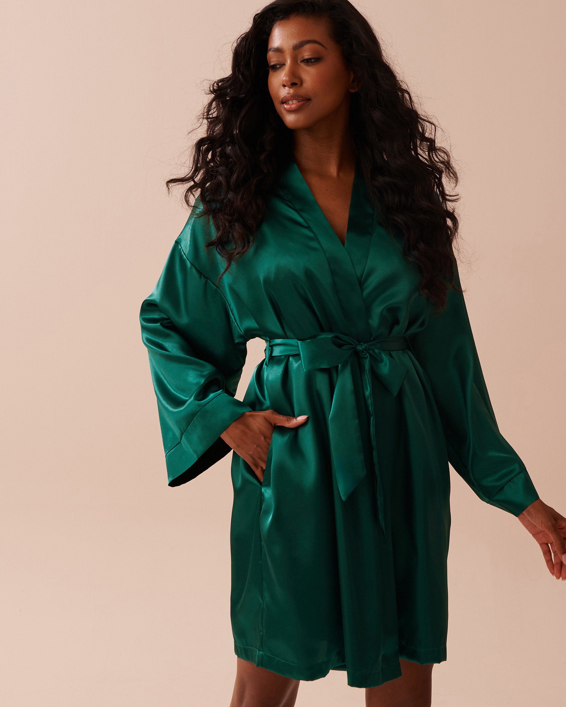 LA VIE EN ROSE Kimono en satin brillant Vert sapin 60600084 - View1