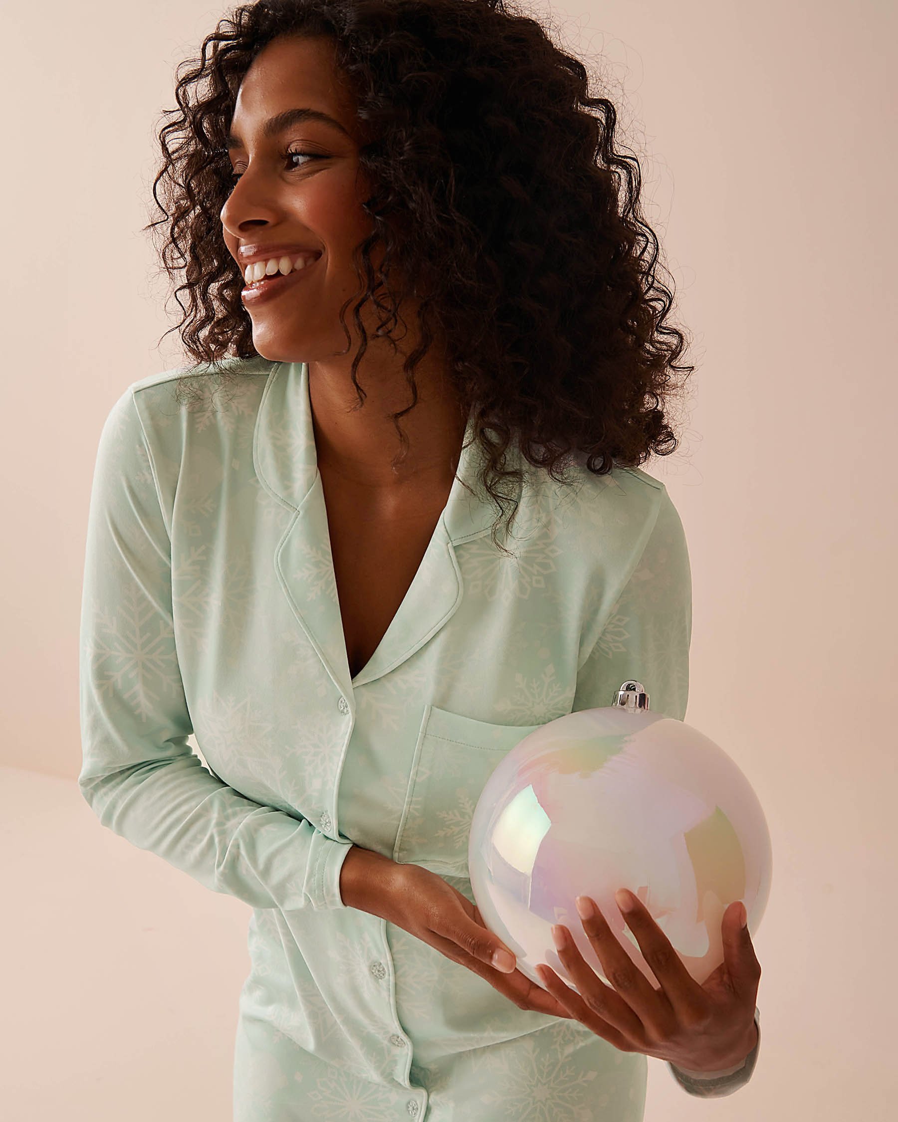 LA VIE EN ROSE Snowflake Print Super Soft Long Sleeve Sleepshirt Mint Green/Snowflakes 40500383 - View4