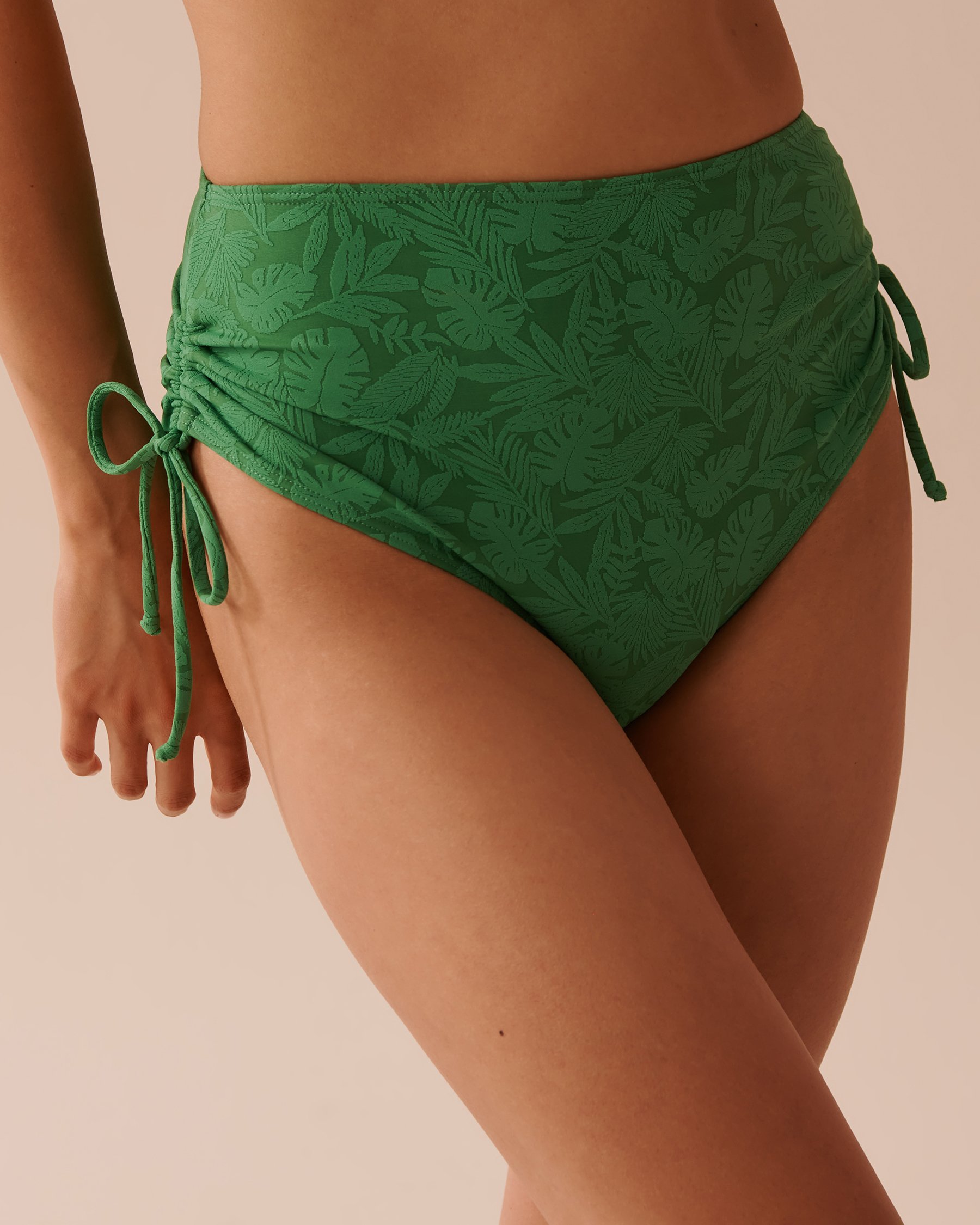 LA VIE EN ROSE AQUA Bas de bikini taille haute noué aux hanches texturé GREEN TROPICAL LEAVES Feuilles tropicales vertes 70300617 - View1