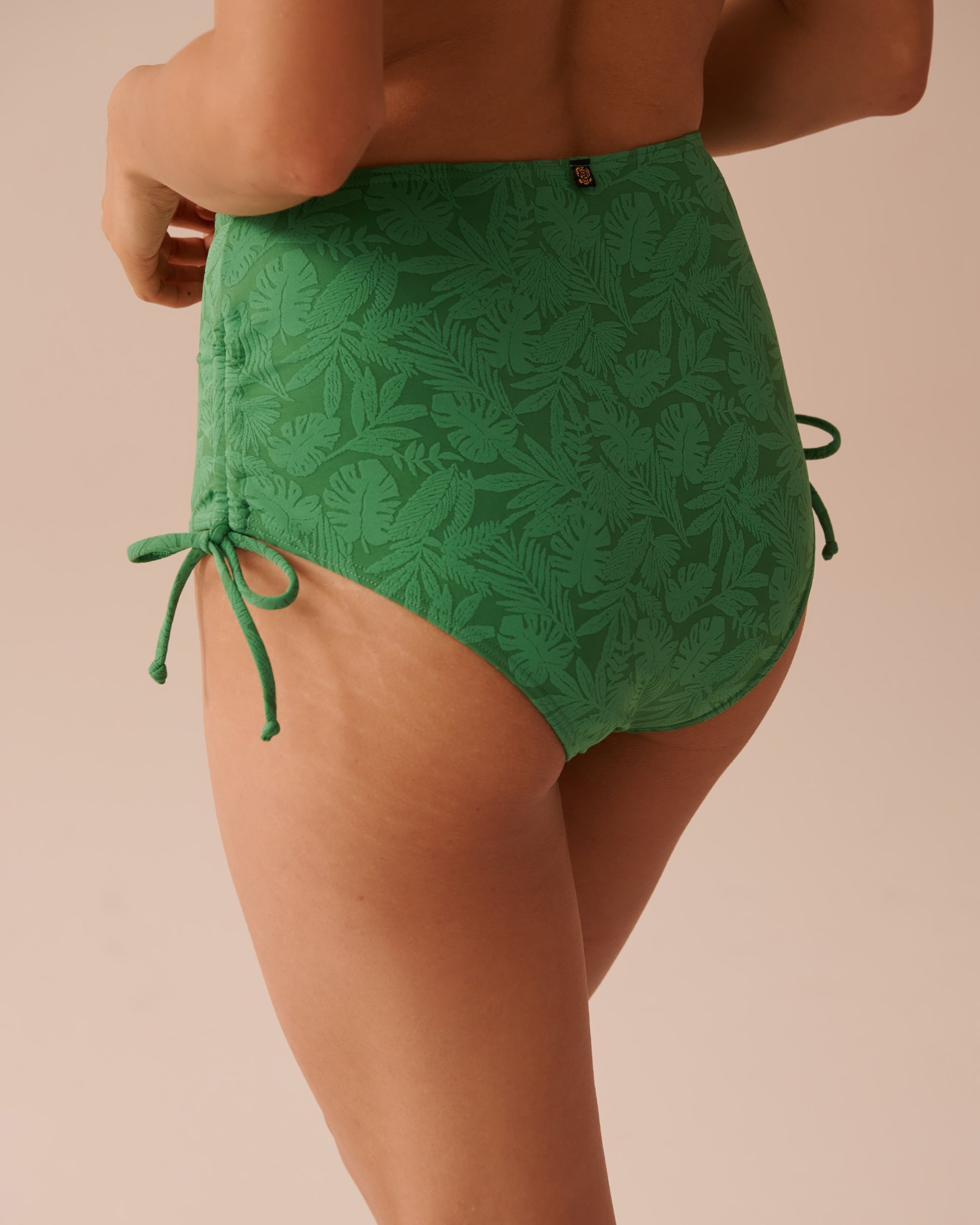 LA VIE EN ROSE AQUA Bas de bikini taille haute noué aux hanches texturé GREEN TROPICAL LEAVES Feuilles tropicales vertes 70300617 - View3